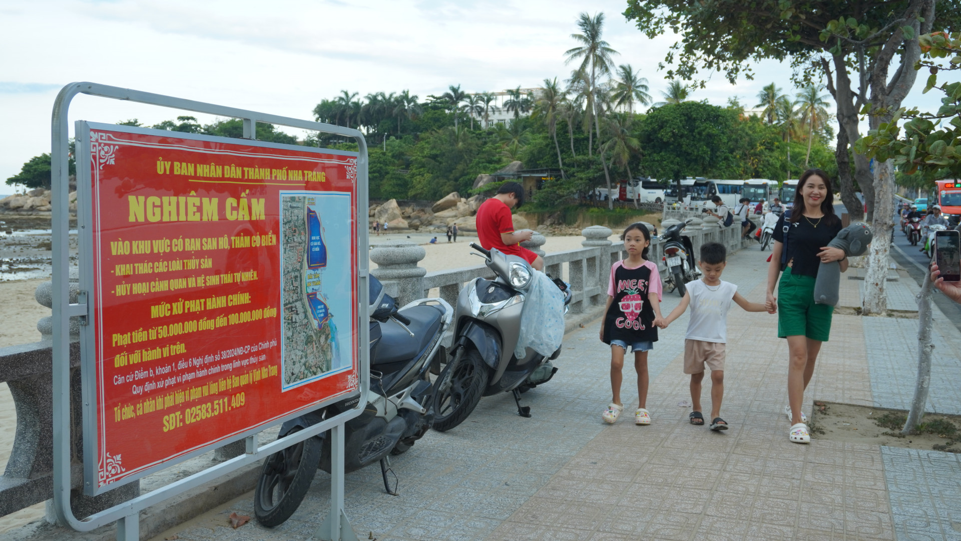 Bảng tuyên truyền người dân và du khách không tác động đến hệ sinh thái.