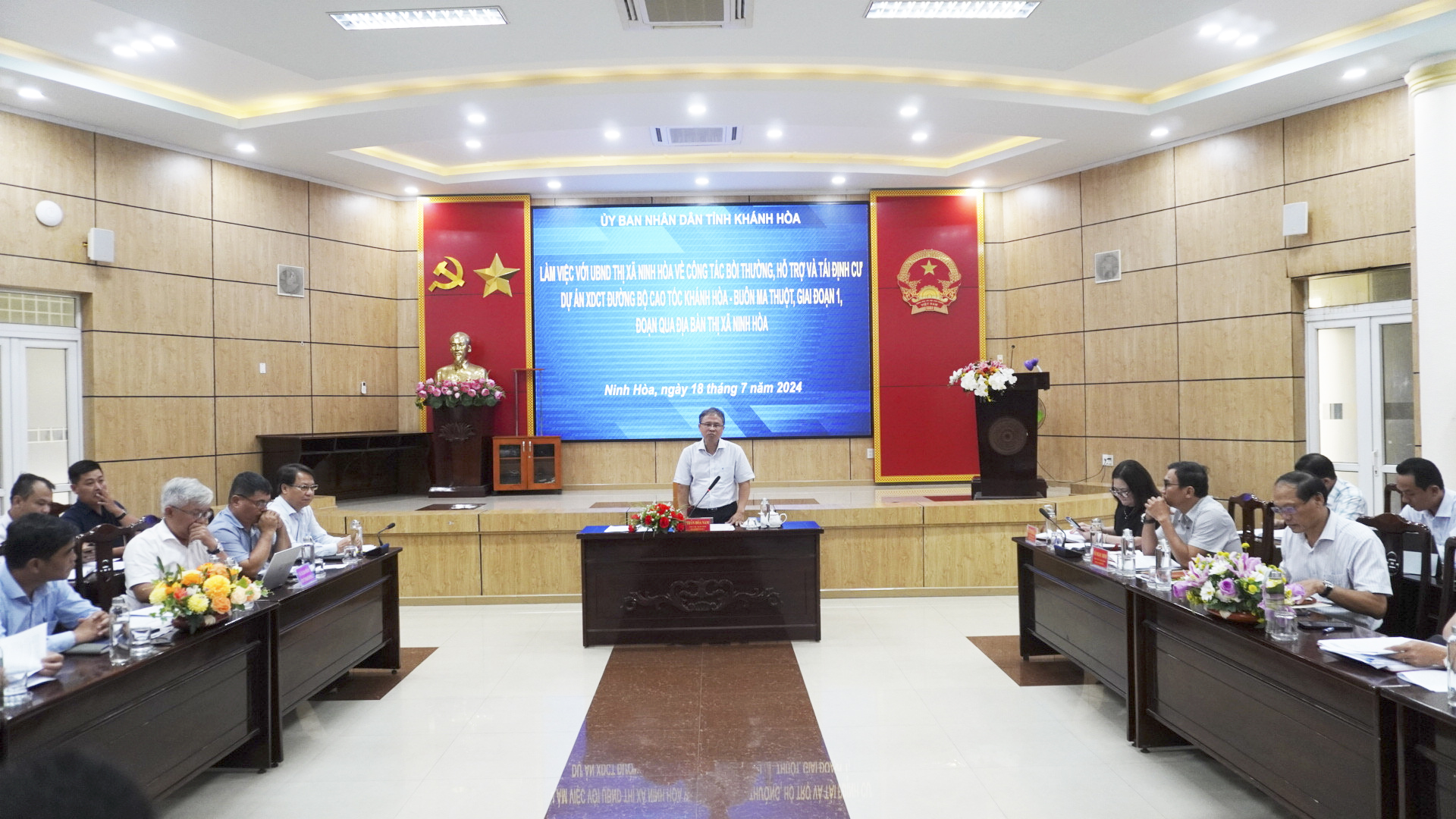 Ông Trần Hòa Nam phát biểu tại cuộc họp.