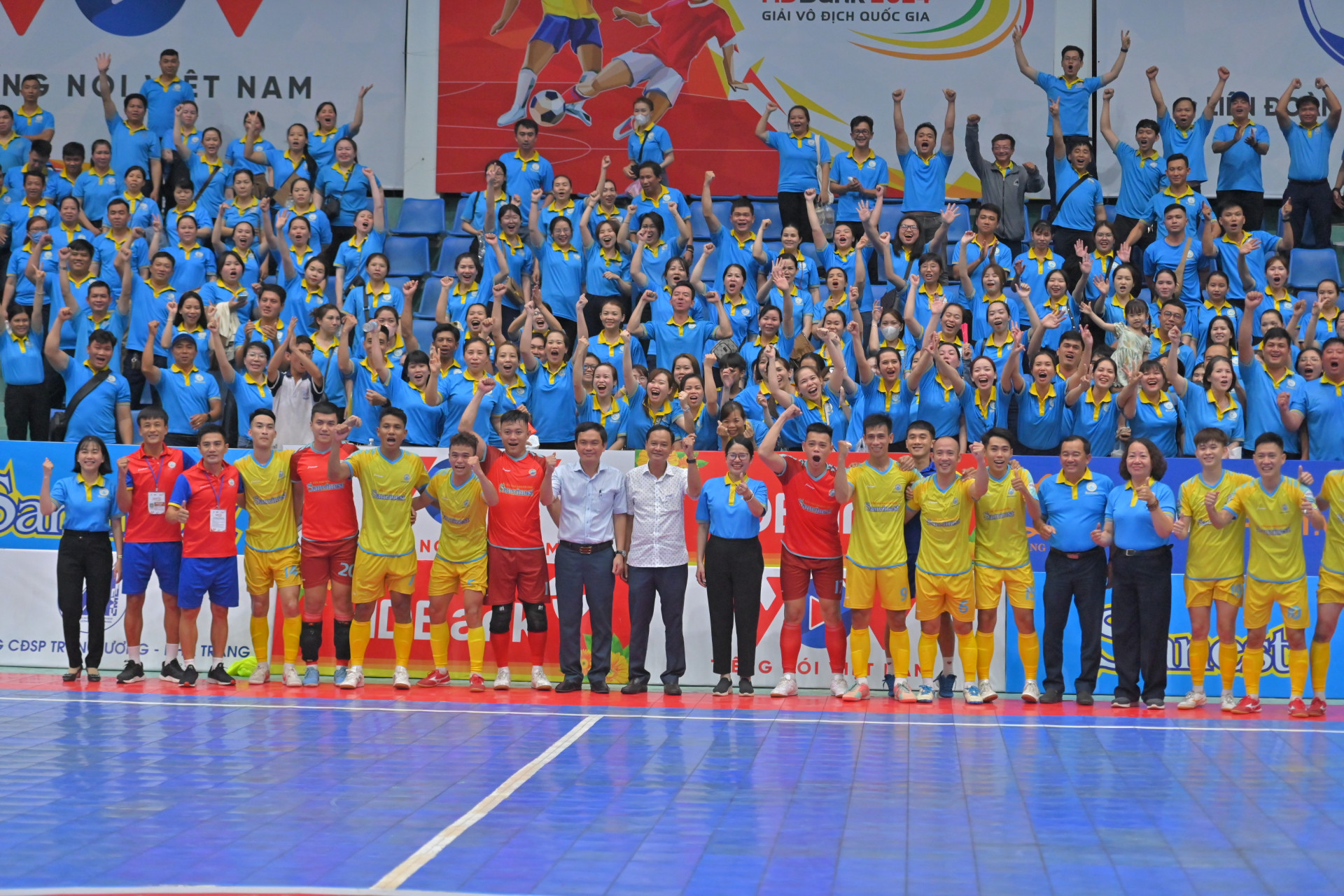 Đội bóng futsal Sanvinest Khánh Hòa được sự cổ vũ nhiệt tình của đông đảo khán giả khi thi đấu trên sân nhà Nha Trang.