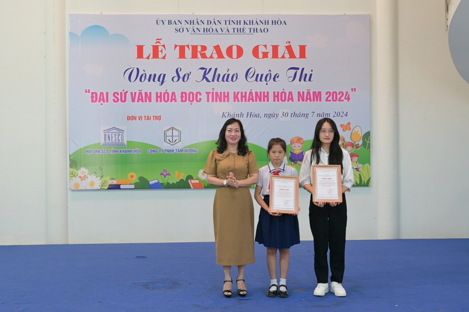 Trao hai giải chuyên đề cho các thí sinh.