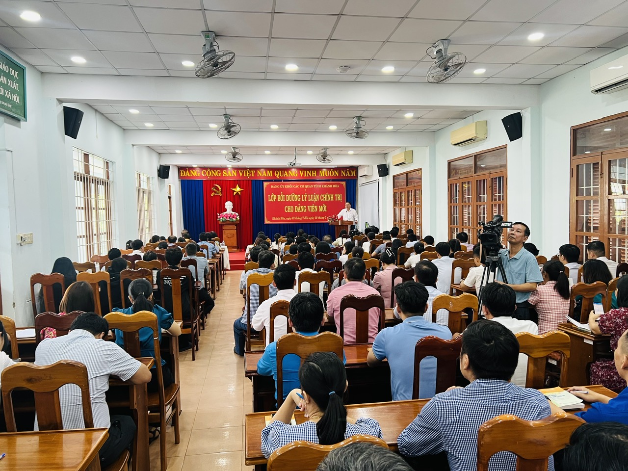 Đảng ủy Khối Các cơ quan tỉnh bồi dưỡng lý luận chính trị cho hơn 100 đảng viên mới