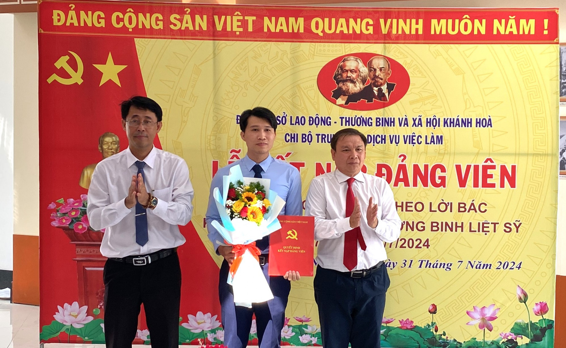 Lãnh đạo Đảng ủy Khối các cơ quan tỉnh và Sở Lao động - Thương binh và Xã hội trao quyết định, tặng hoa chúc mừng đảng viên Trần Ngọc Huy.