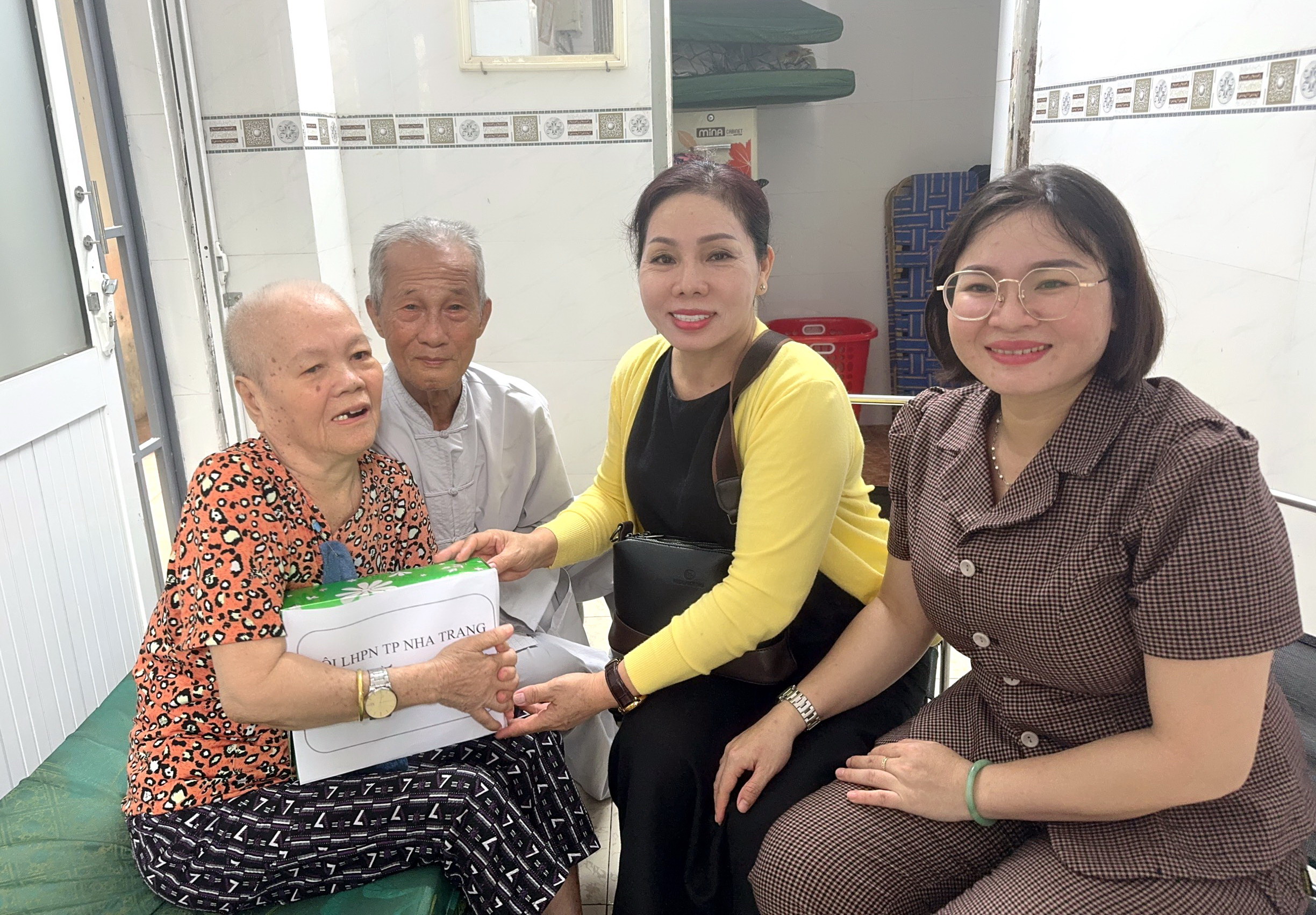 Hội Liên hiệp Phụ nữ TP. Nha Trang:: Thăm, tặng quà 61 gia đình thương binh, liệt sĩ