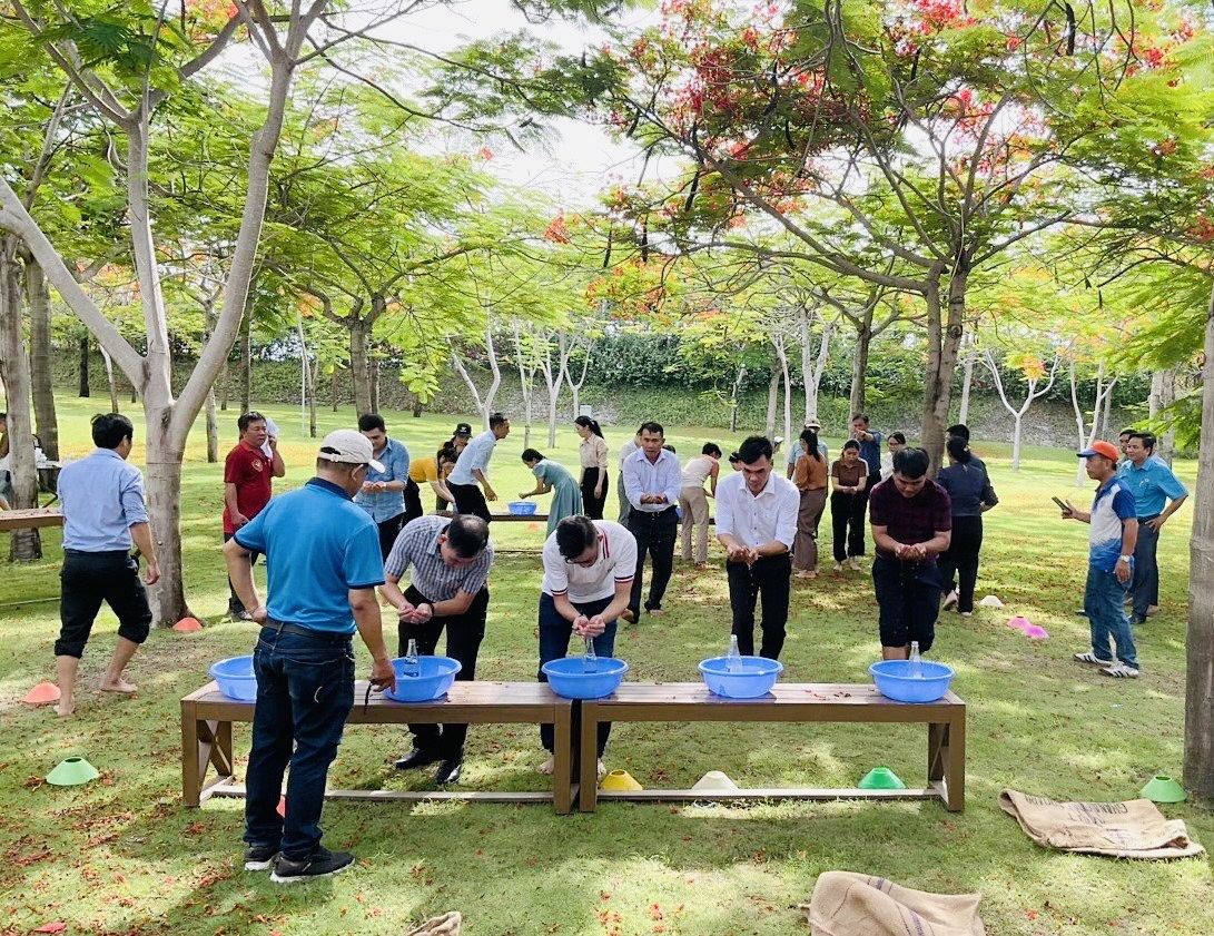 Các gia đình tham gia trò chơi dân gian tại chương trình kỷ niệm Ngày Gia đình Việt Nam do UBND thị xã Ninh Hòa và Liên đoàn Lao động thị xã tổ chức.