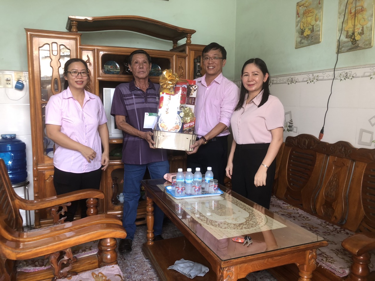 Công đoàn cơ sở Ngân hàng Chính sách xã hội tỉnh Khánh Hòa:: Tặng quà cho 15 gia đình có công với cách mạng