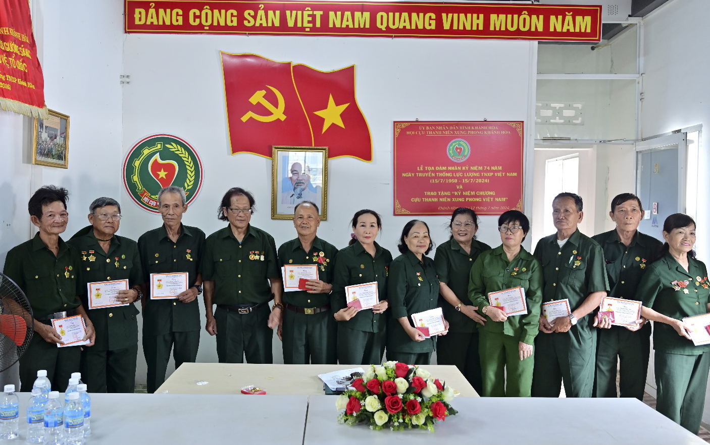 Trao kỷ niệm chương cho cựu thanh niên xung phong