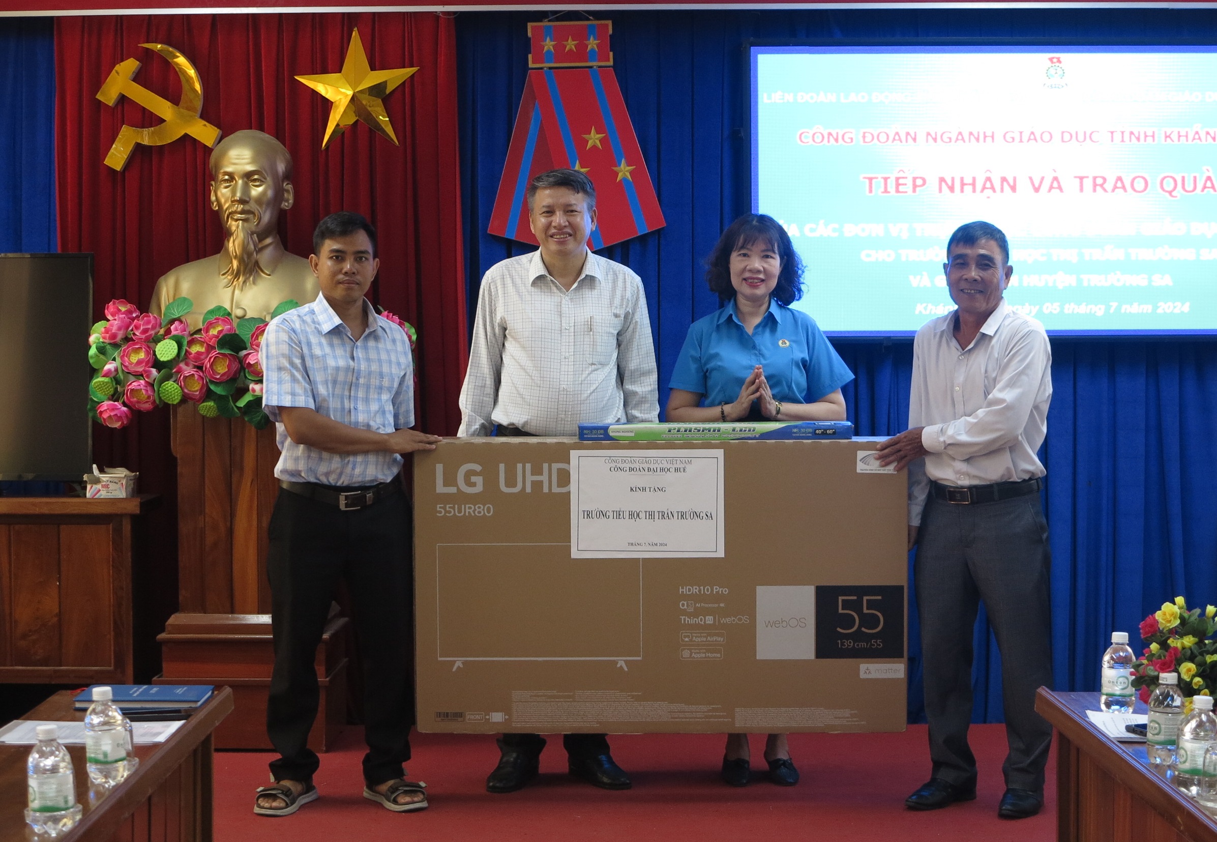 Sở Giáo dục và Đào tạo và Công đoàn ngành Giáo dục tỉnh Khánh Hòa:: Gặp mặt, tặng quà các giáo viên đang công tác tại Trường Sa