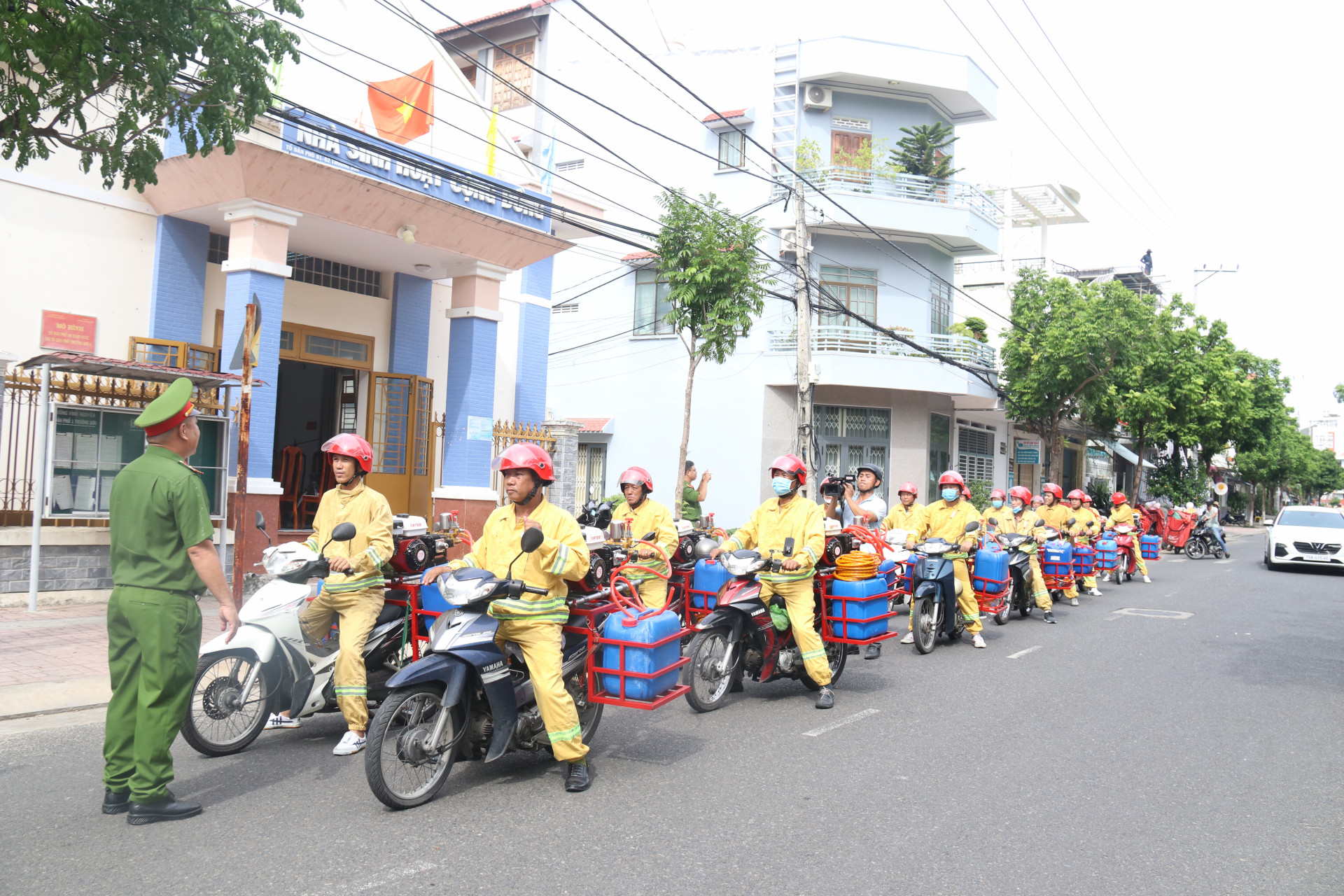 Lực lượng bảo vệ an ninh trật tự cơ sở phường Vĩnh Nguyên vận hành Mô hình xe chữa cháy lưu động tại buổi ra mắt 