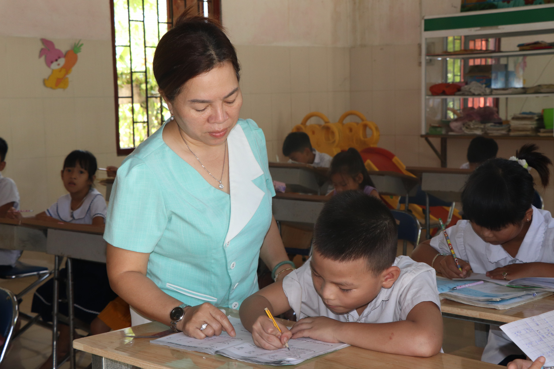 Cô Trần Thị Kim Thanh dạy toán cho một học sinh.