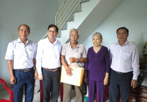 Chủ tịch UBND tỉnh Nguyễn Tấn Tuân thăm, tặng quà các gia đình người có công với cách mạng ở huyện Diên Khánh