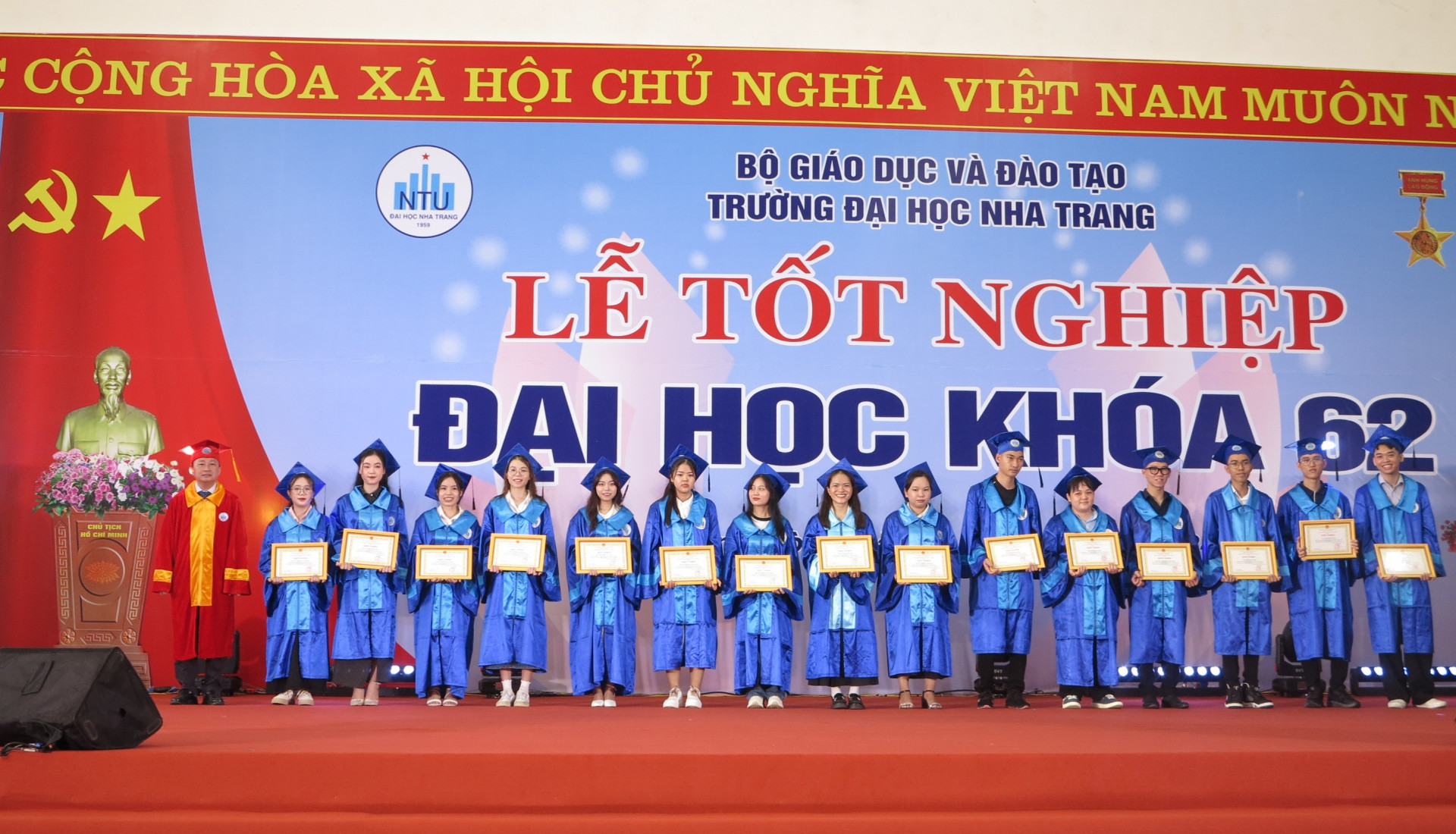 Lãnh đạo Trường Đại học Nha Trang trao giấy khen cho các sinh viên giỏi hệ chính quy. 