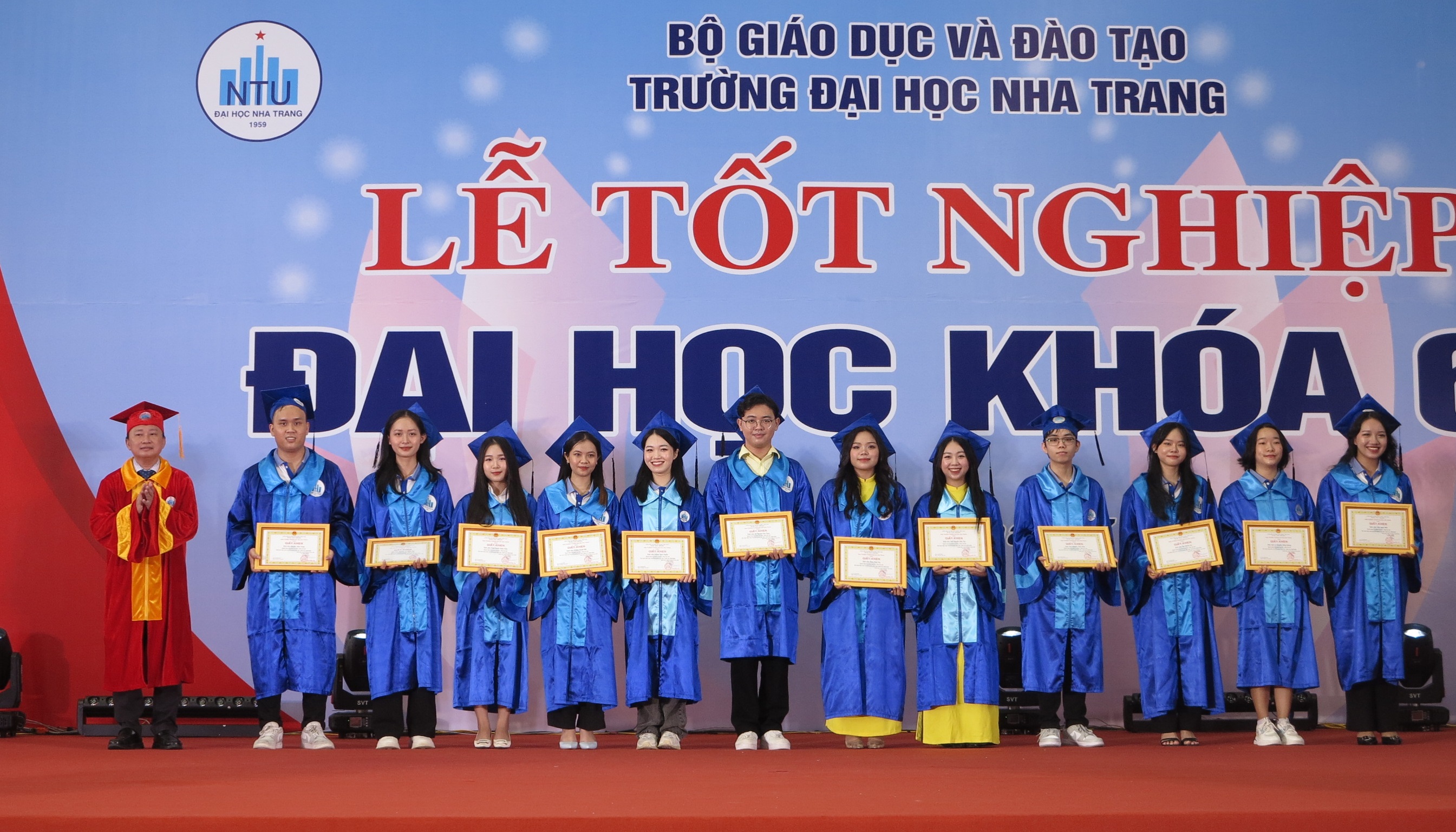 Trường Đại học Nha Trang: Trao bằng tốt nghiệp cho 1.951 sinh viên