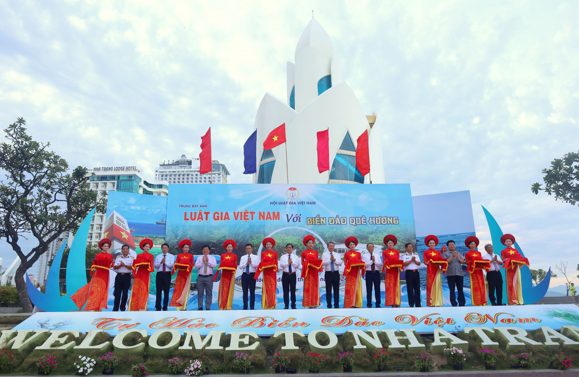 Các đồng chí lãnh đạo cắt băng khai mạc Tuần lễ trưng bày ảnh “Luật gia Việt Nam với biển, đảo quê hương”.