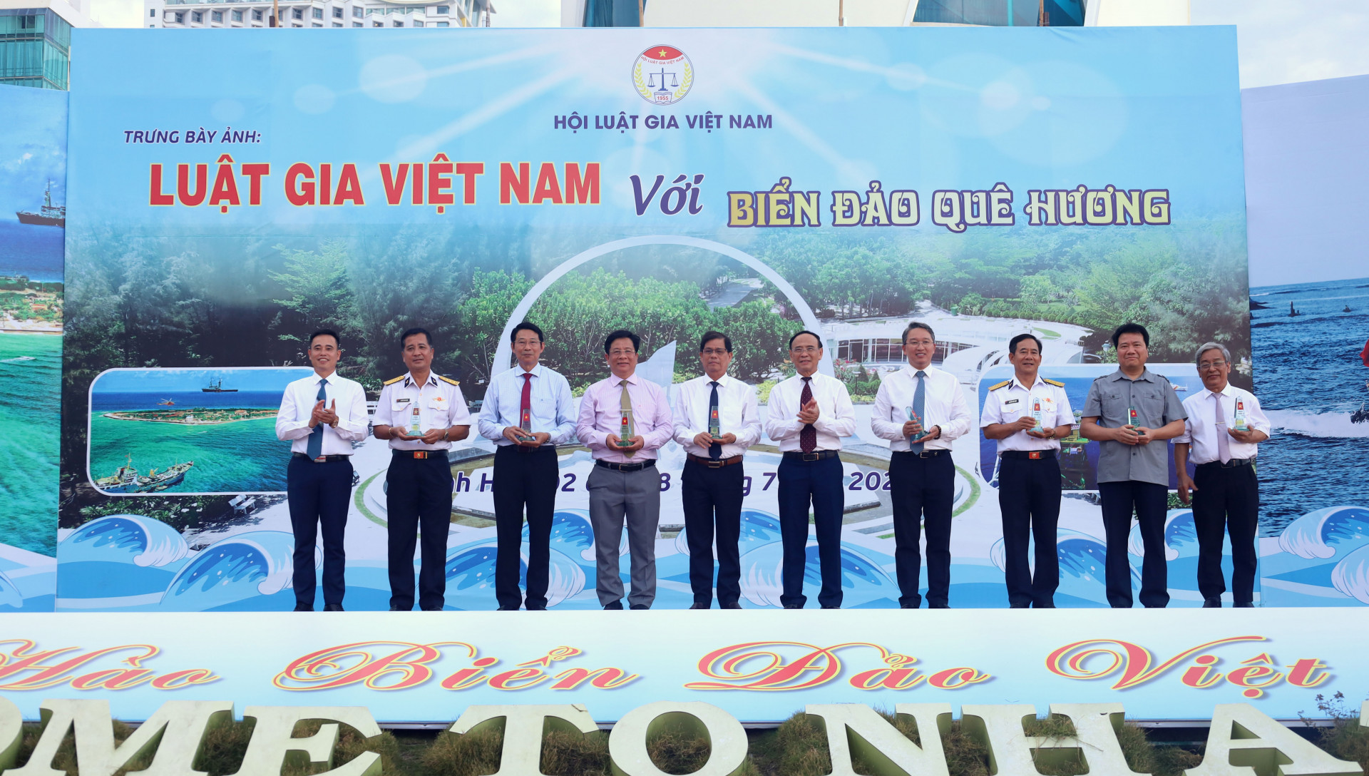 Đại diện Hội Luật gia Việt Nam tặng quà lưu niệm cho các đồng chí lãnh đạo và đại biểu.