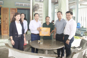 Phó Bí thư Tỉnh ủy Hà Quốc Trị thăm, tặng quà các gia đình người có công với cách mạng huyện Cam Lâm