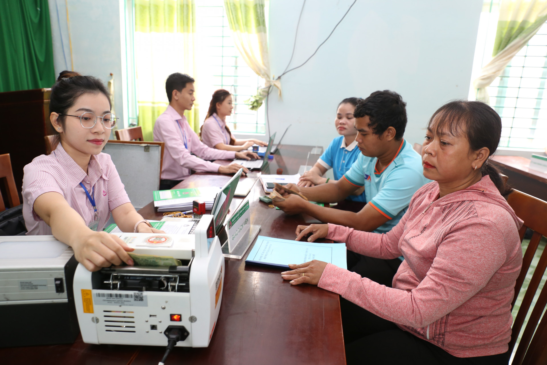 Giải ngân vốn vay cho người dân huyện Khánh Vĩnh.