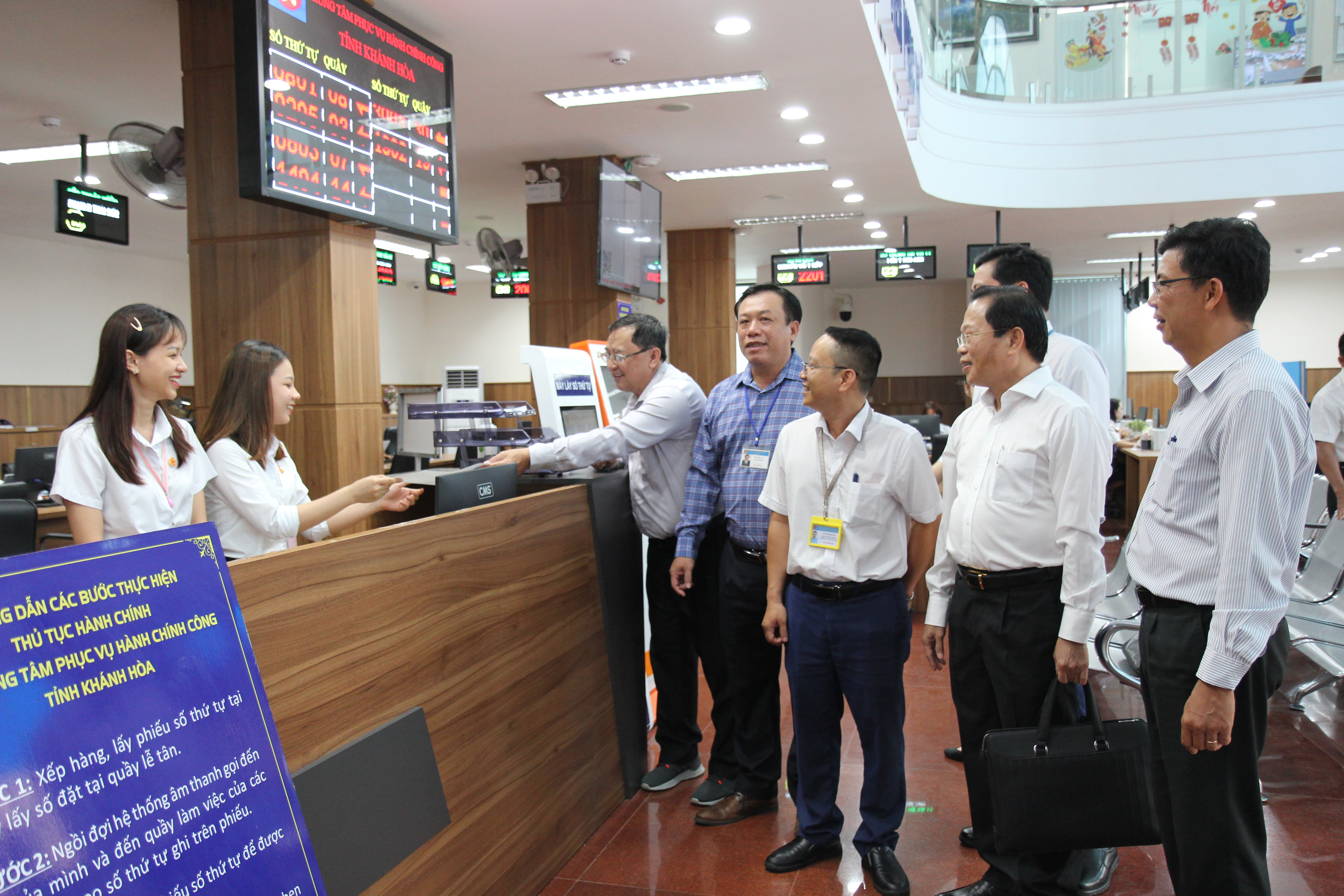 Đoàn công tác của TP. Cần Thơ tham quan, trao đổi kinh nghiệm cải cách hành chính tại Trung tâm Phục vụ hành chính công tỉnh vào tháng 6-2024.