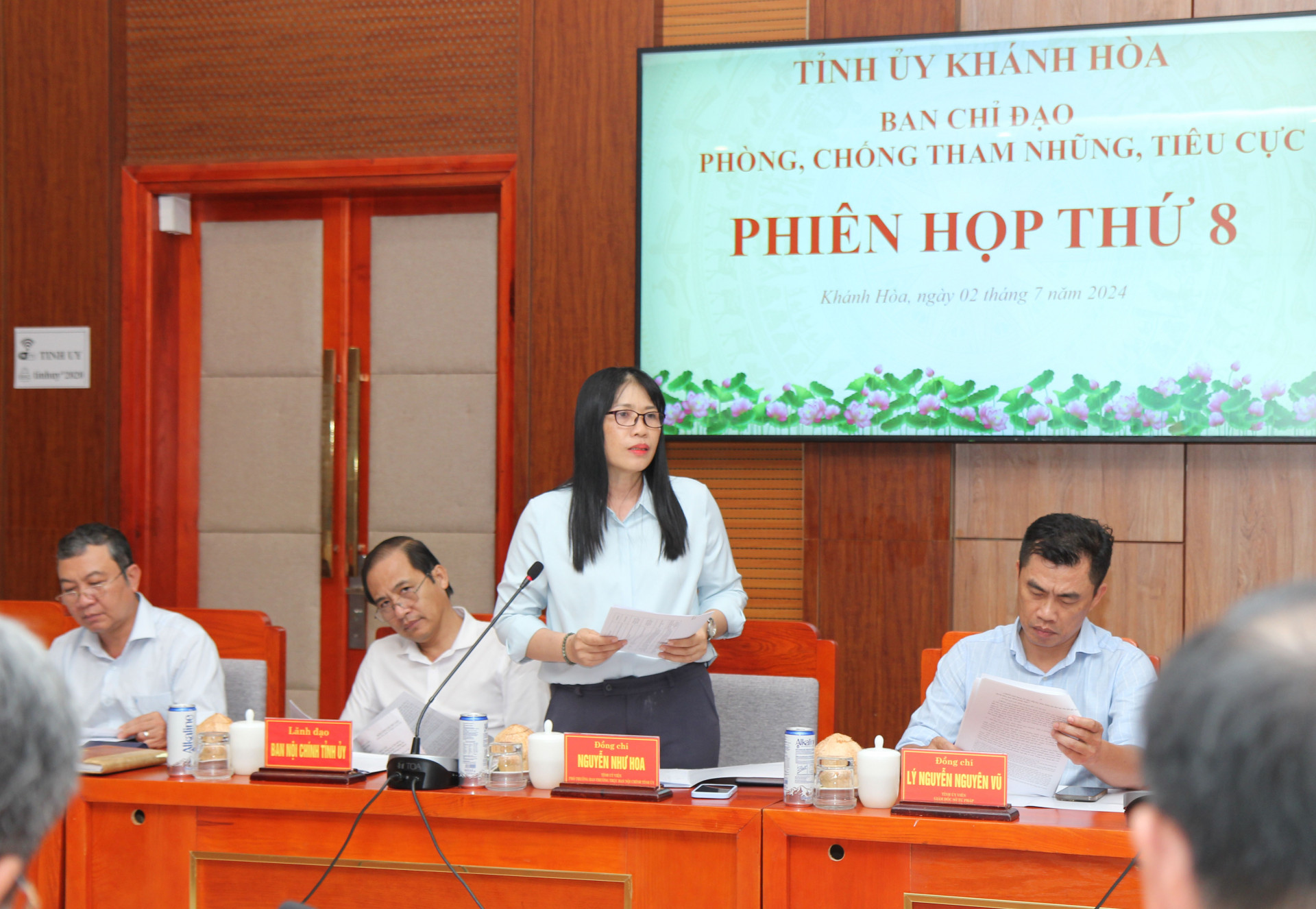 Đồng chí Nguyễn Như Hoa - Phó Trưởng ban thường trực Ban Nội chính Tỉnh ủy trình bày báo cáo.