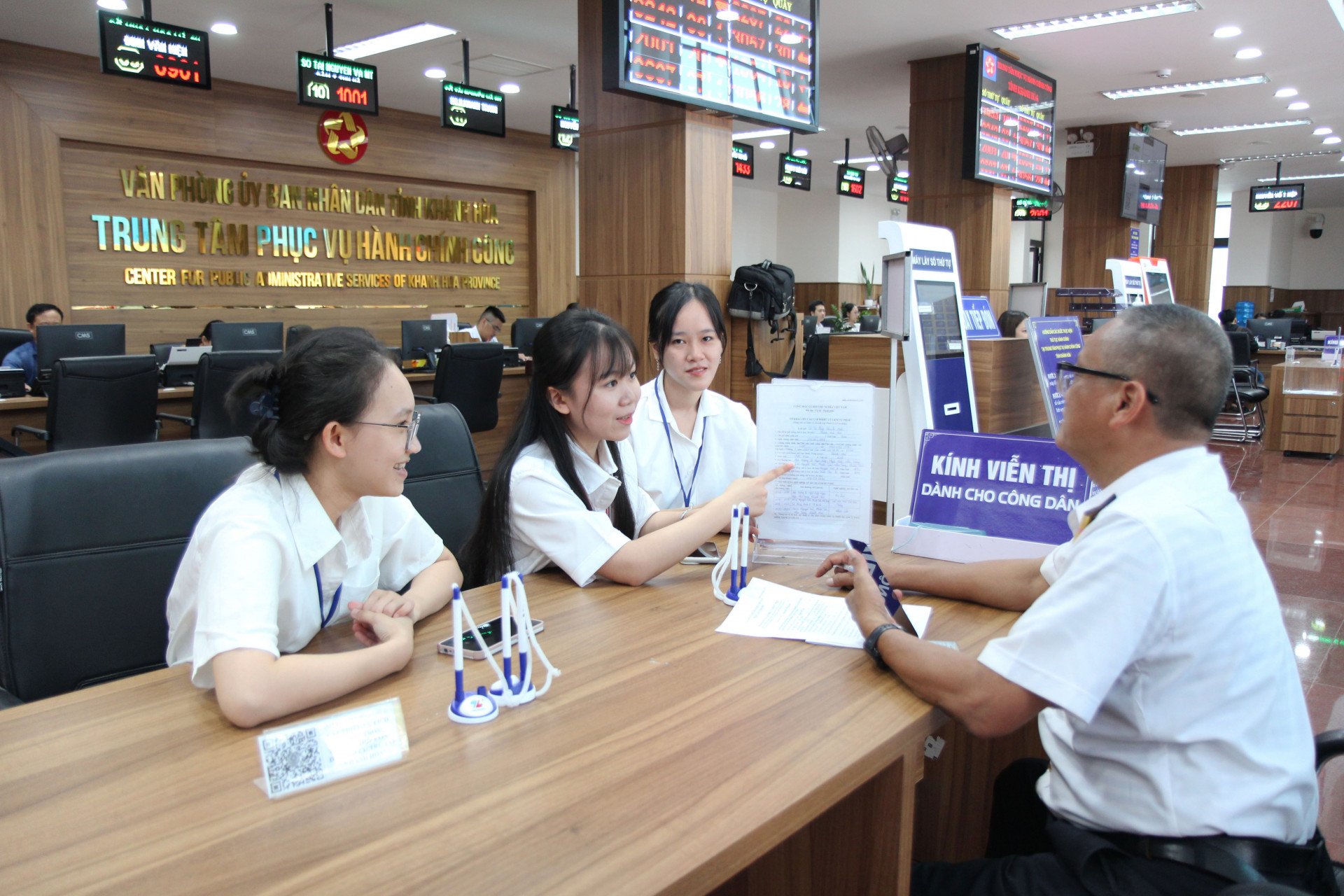 Nhân viên Trung tâm Phục vụ hành chính công tỉnh hướng dẫn người dân thực hiện thủ tục hành chính. 