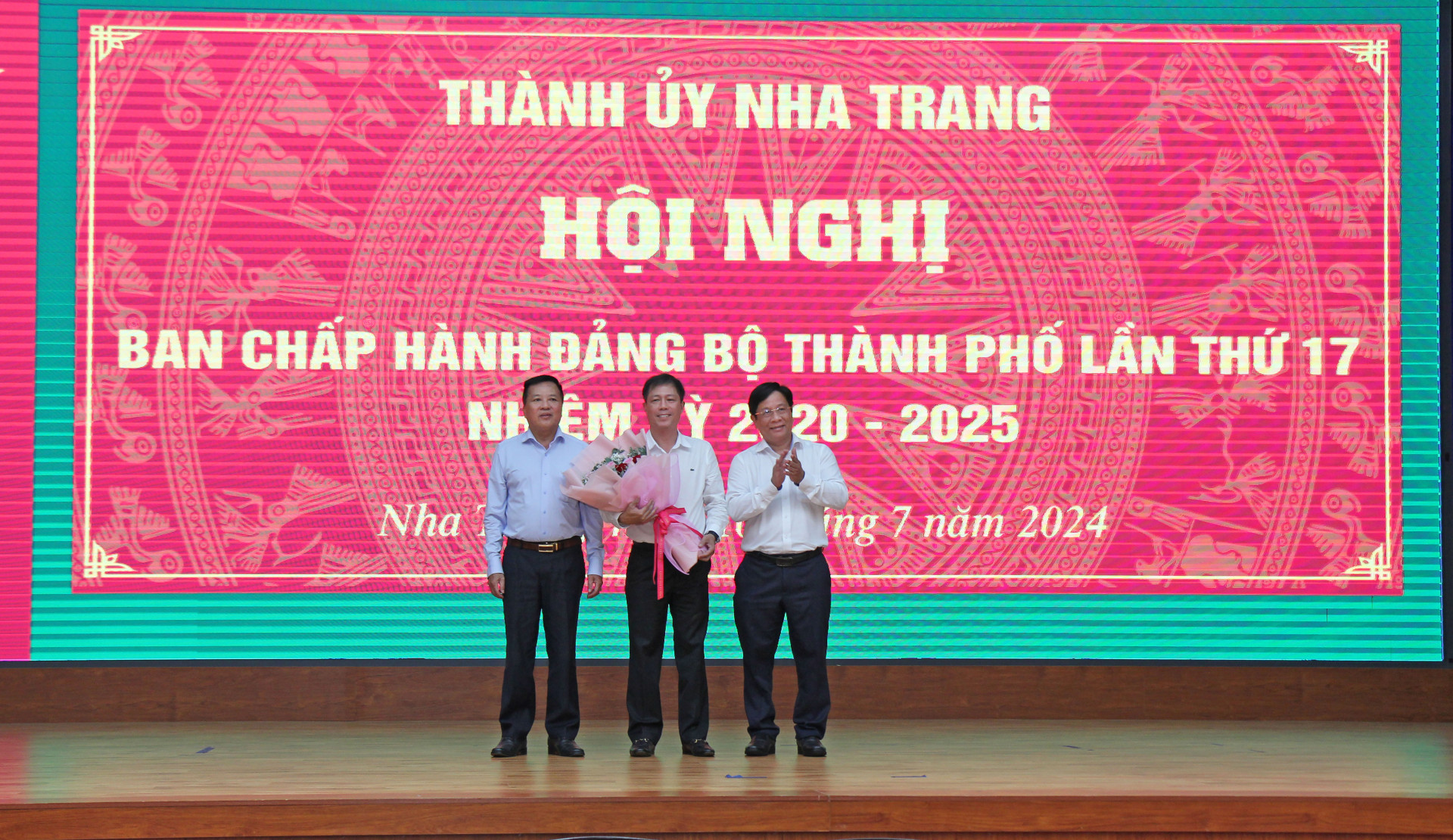 Lãnh đạo Thành ủy tặng hoa chúc mừng đồng chí Trần Minh Chiến được Ban Thường vụ Tỉnh ủy điều động để chỉ định tham gia Ban Chấp hành, Ban Thường vụ Thành ủy và giữ chức vụ Phó Bí thư Thành ủy Nha Trang nhiệm kỳ 2020 - 2025.