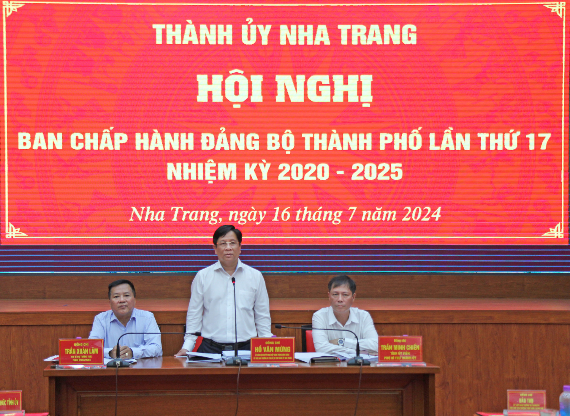 Chủ trì hội nghị.