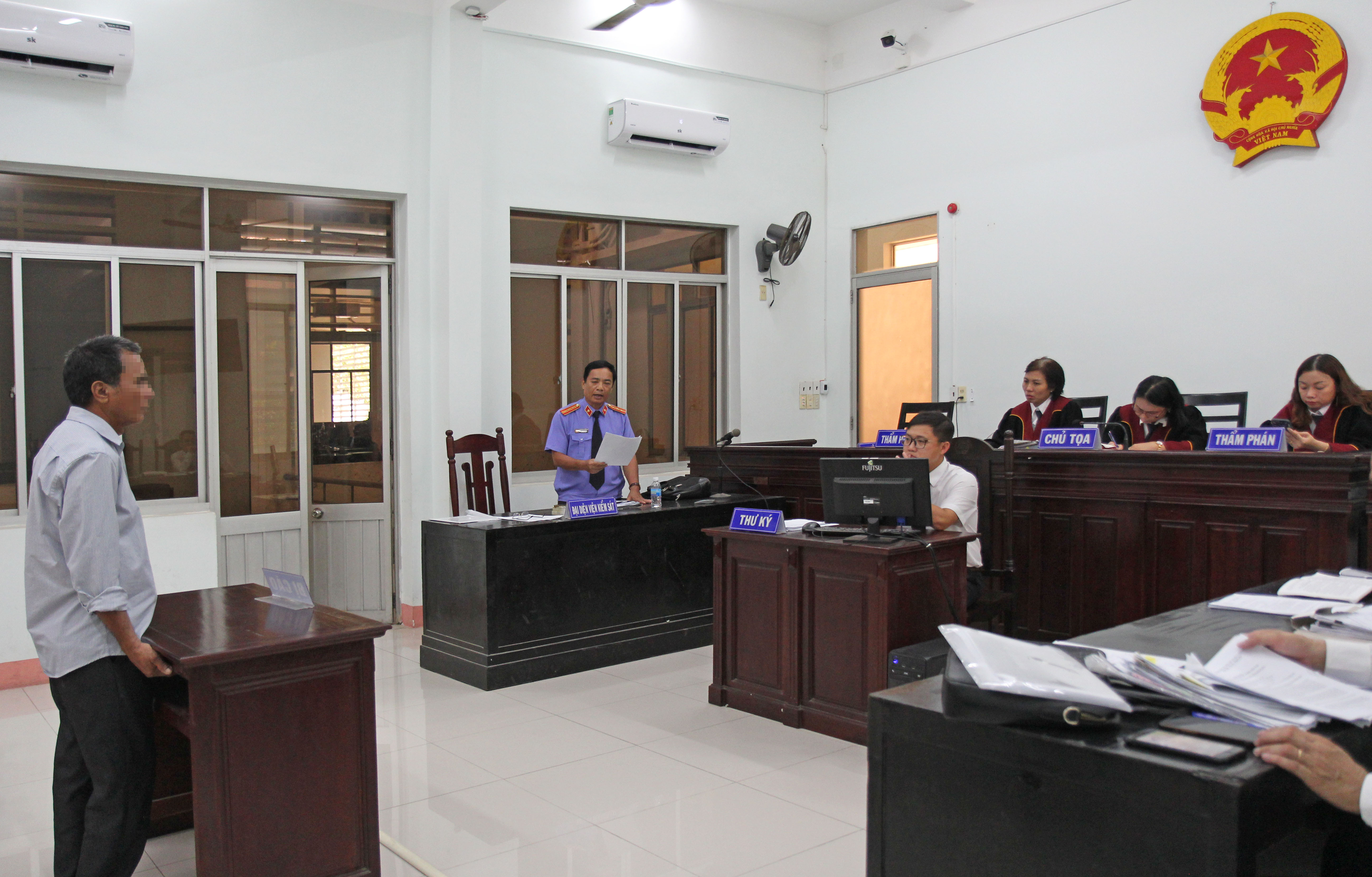 Lãnh án vì gây thương tích cho hàng xóm