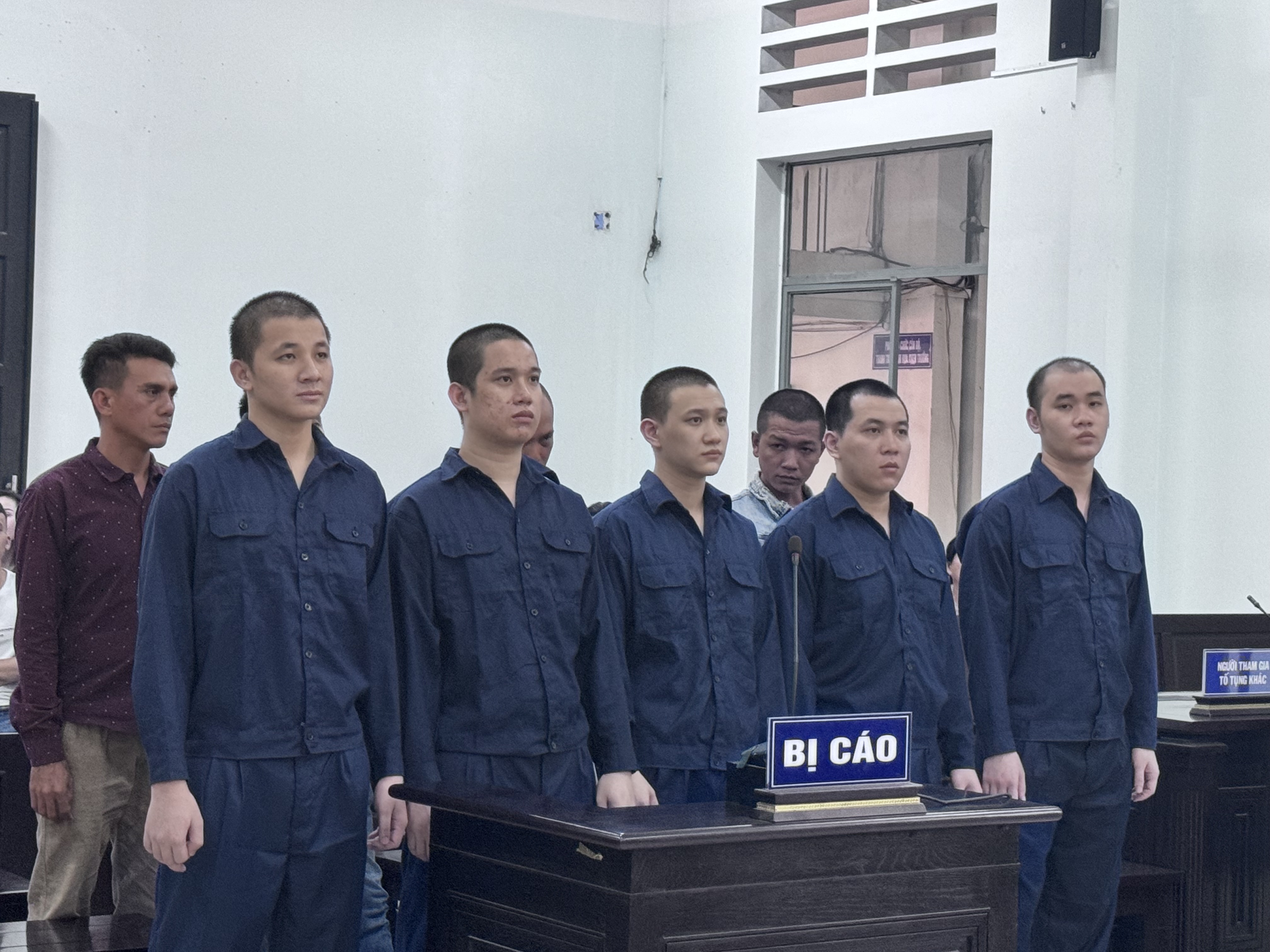 Giúp bạn chém người, cả nhóm vào tù