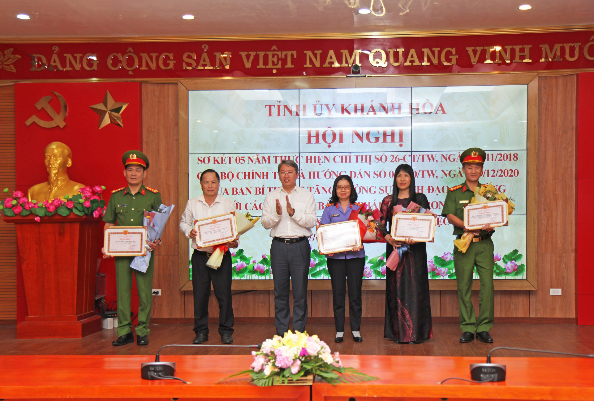 Đồng chí Nguyễn Hải Ninh trao bằng khen cho các tập thể.