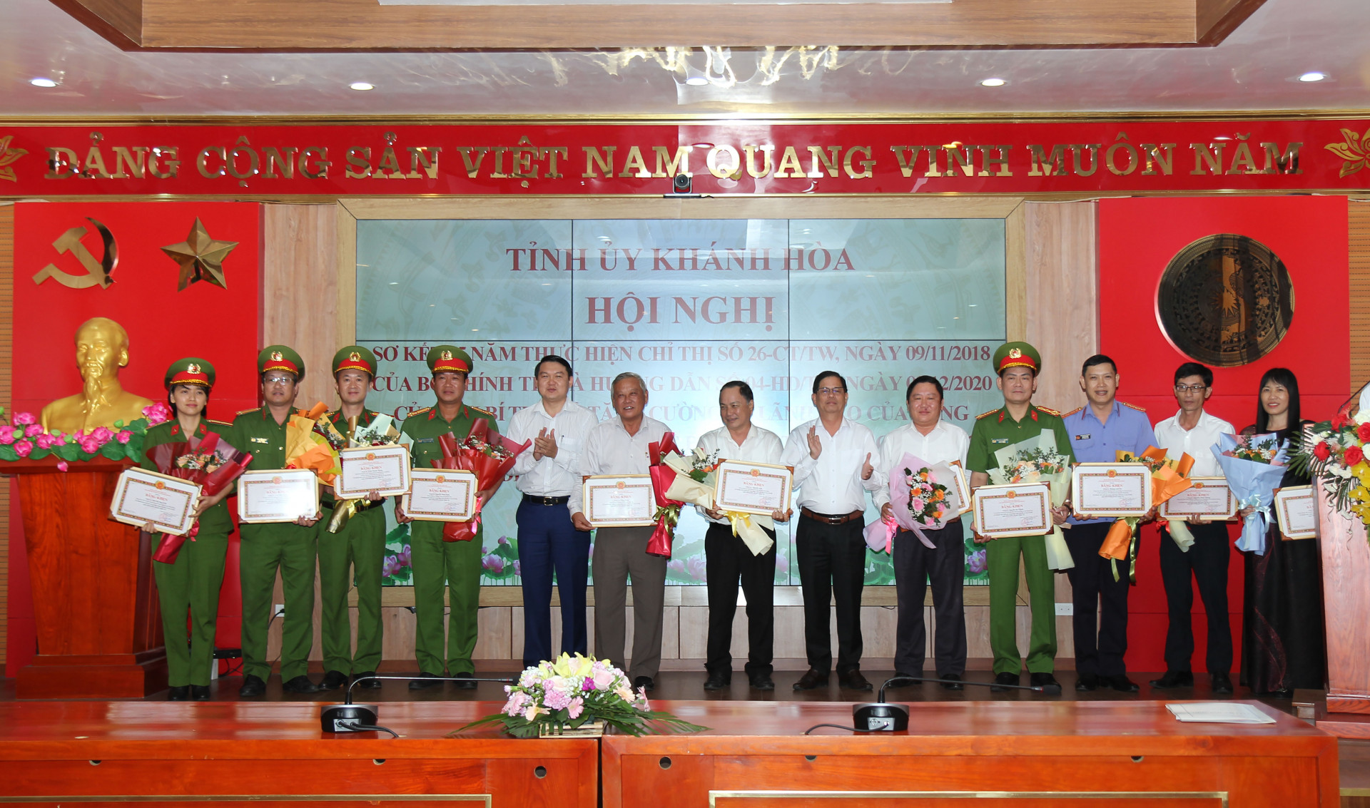 Các đồng chí: Nguyễn Tấn Tuân; Lương Đức Hải - Trưởng ban Nội chính Tỉnh ủy trao bằng khen cho các cá nhân. 