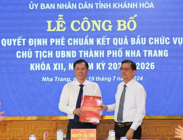 Trao quyết định phê chuẩn kết quả bầu Chủ tịch UBND TP. Nha Trang đối với ông Trần Minh Chiến