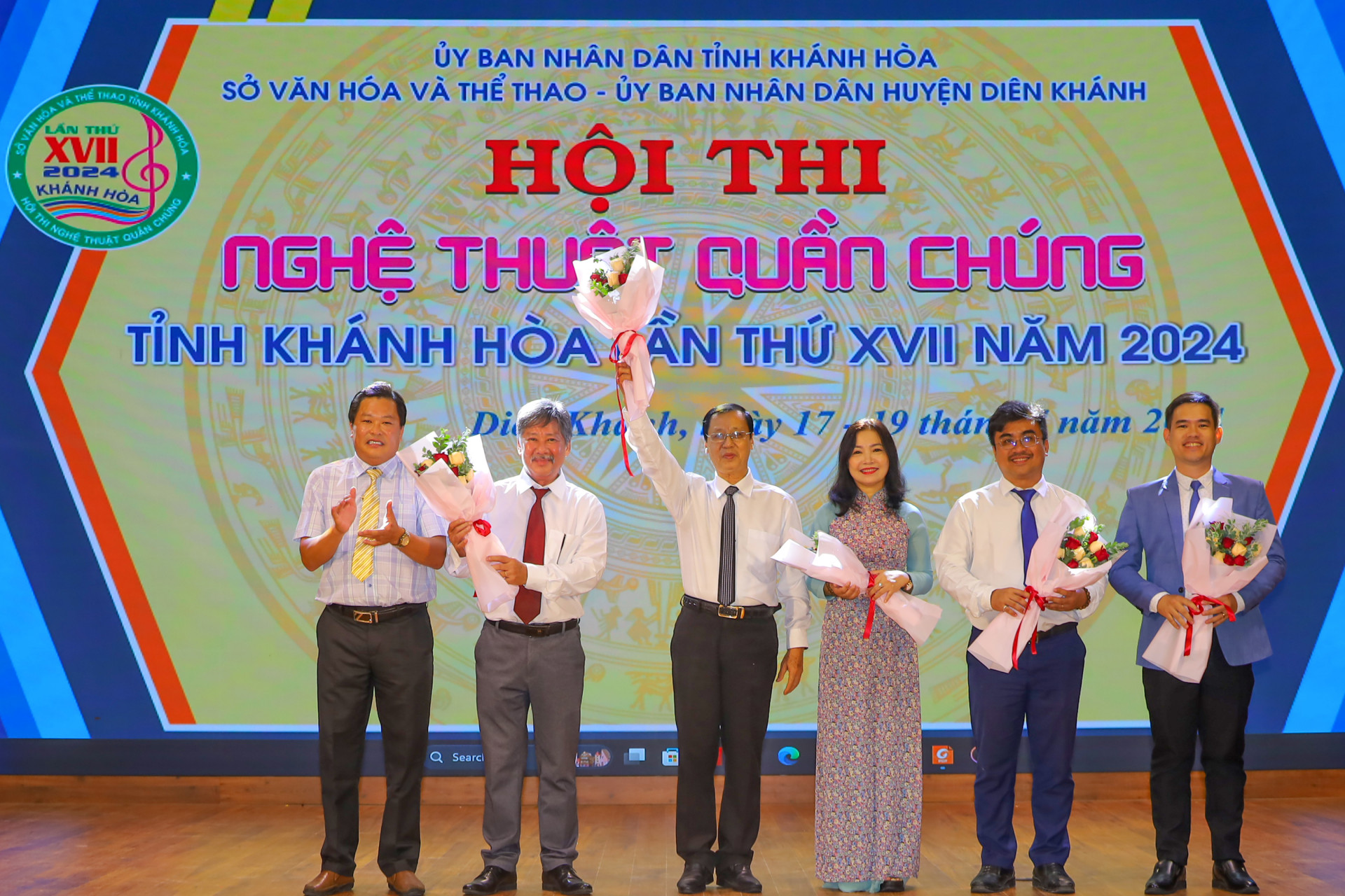 Đại diện Ban tổ chức hội thi tặng hoa các thành viên Ban giám khảo.