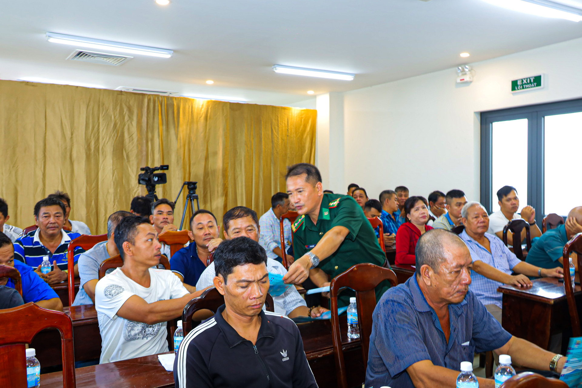 Lực lượng Bộ đội Biên phòng phát tài liệu phổ biến về những hành vi được coi là khai thác thủy sản bất hợp pháp cho ngư dân.