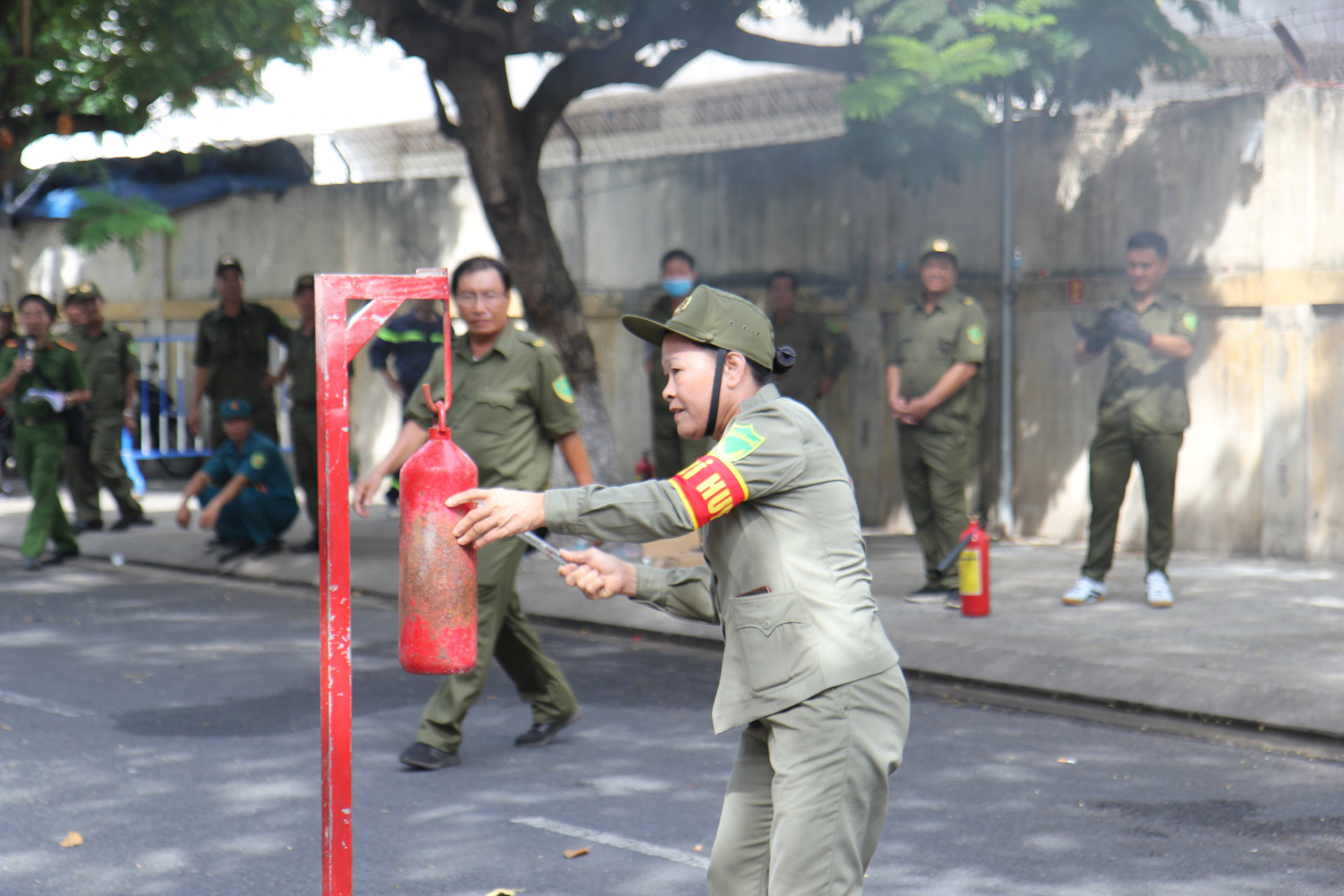 Thao tác gõ kẻng báo cháy.