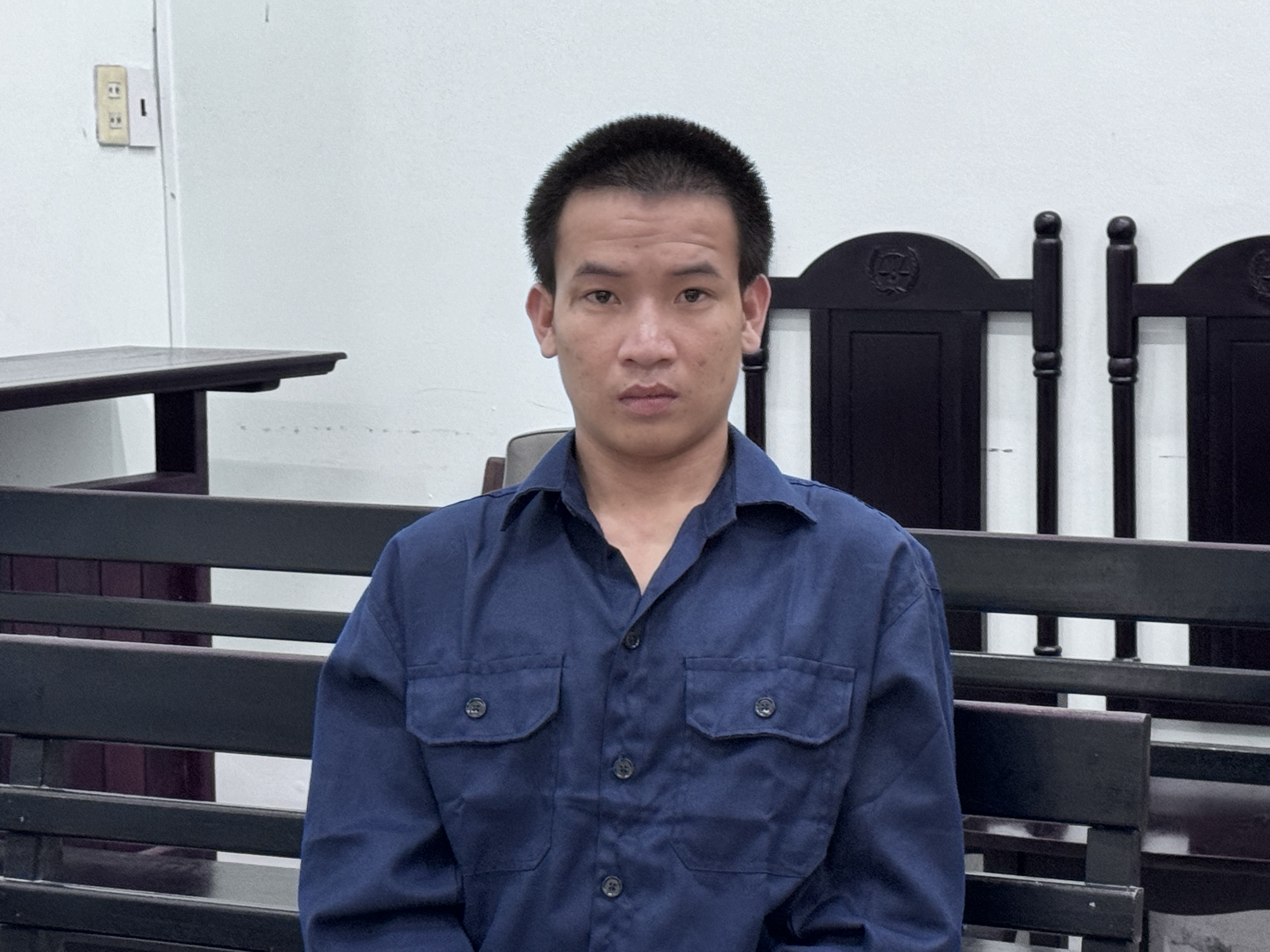 Vào tù vì can thiệp xích mích bằng… dao