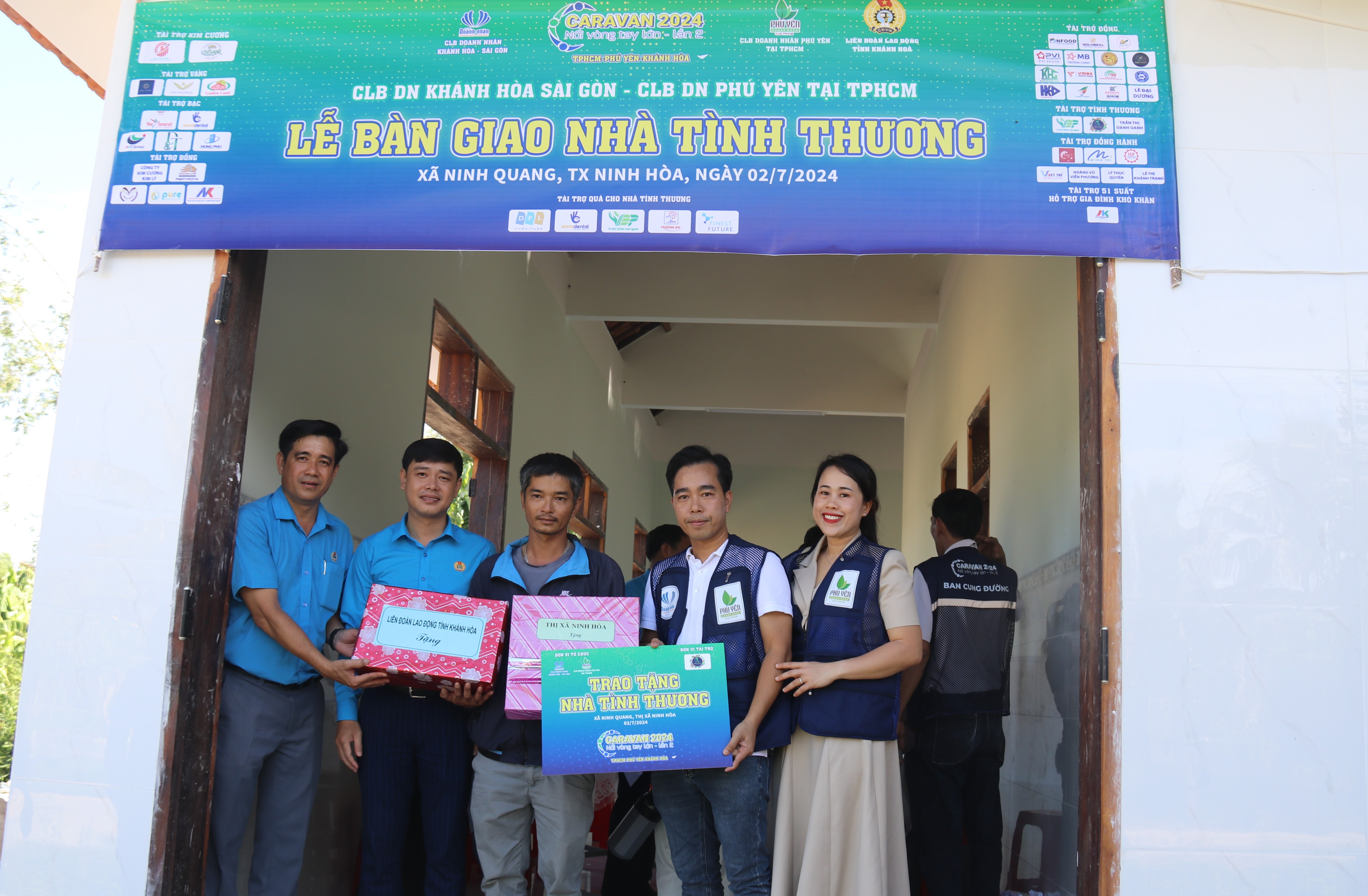 Gần 1 tỷ đồng hỗ trợ người lao động xây nhà ở và trao quà cho học sinh vượt khó