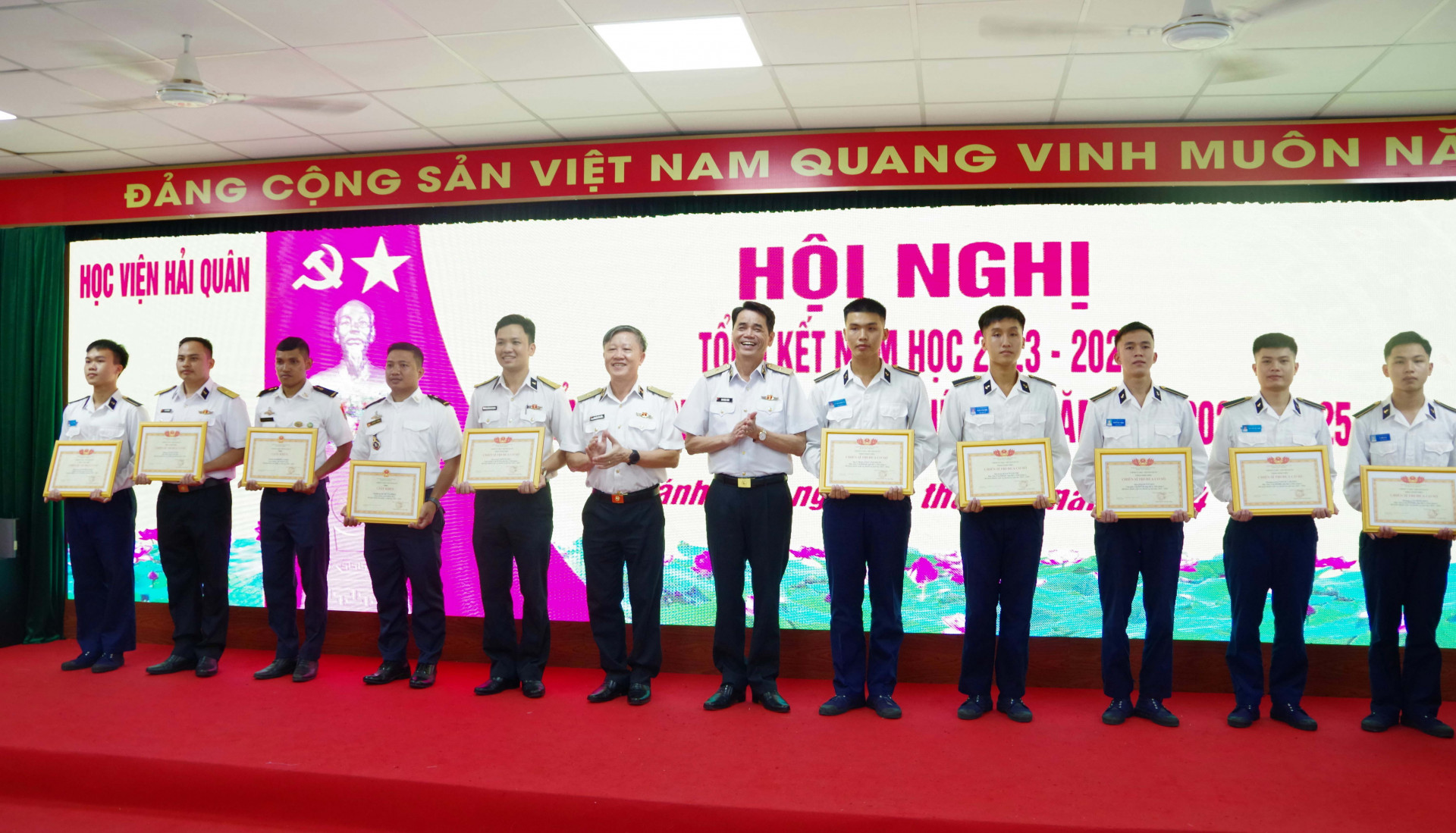 Lãnh đạo học viện trao thưởng cho các học viên.