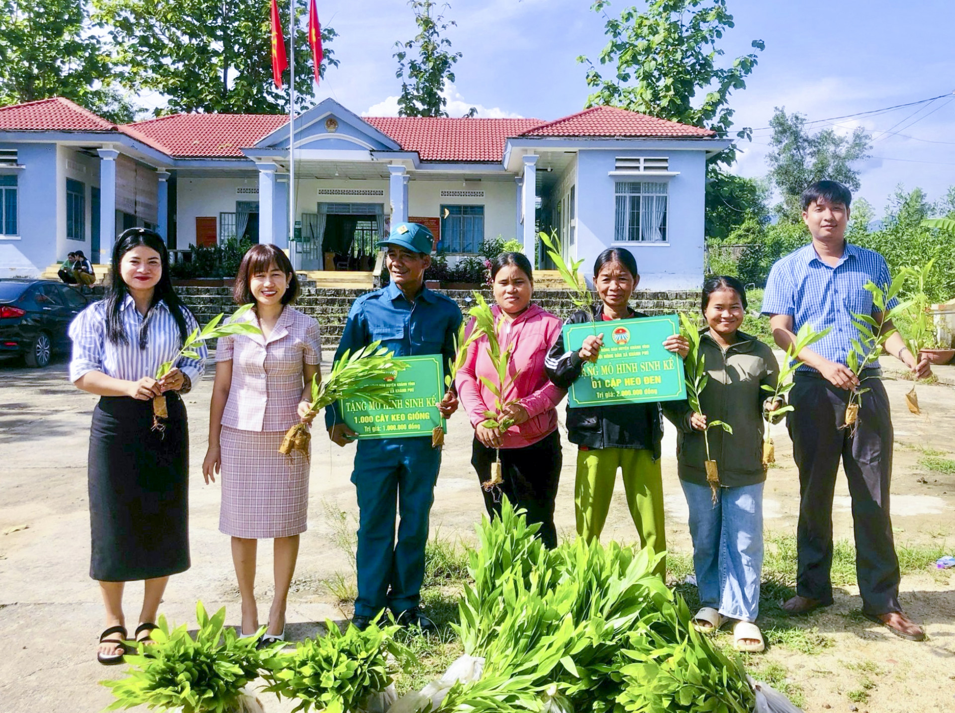 Hội nông dân xã Khánh Phú trao sinh kế cho hội viên, nông dân có hoàn cảnh khó khăn trên địa bàn xã.