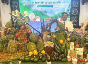 Expecting Khanh Son Fruit Festival