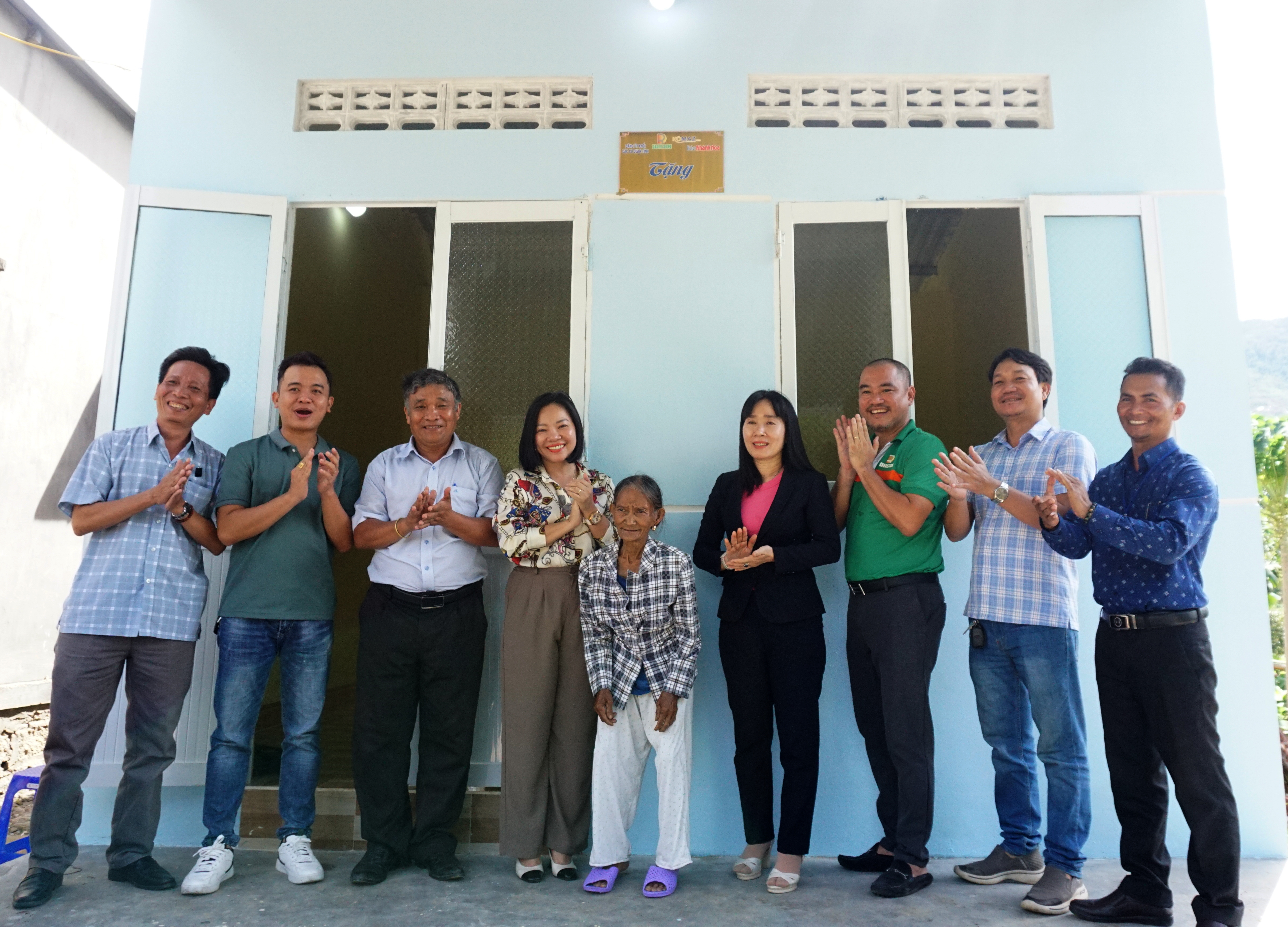 Bàn giao nhà tình nghĩa tặng hộ nghèo neo đơn xã Sơn Trung