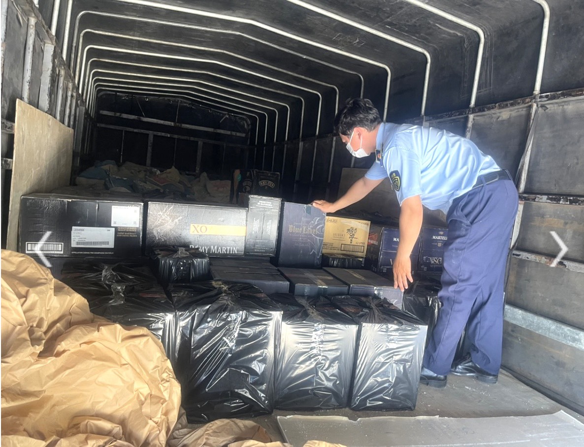 Lực lượng Quản lý thị trường kiểm tra phương tiện chứa các thùng rượu ghi nhãn hiệu nước ngoài