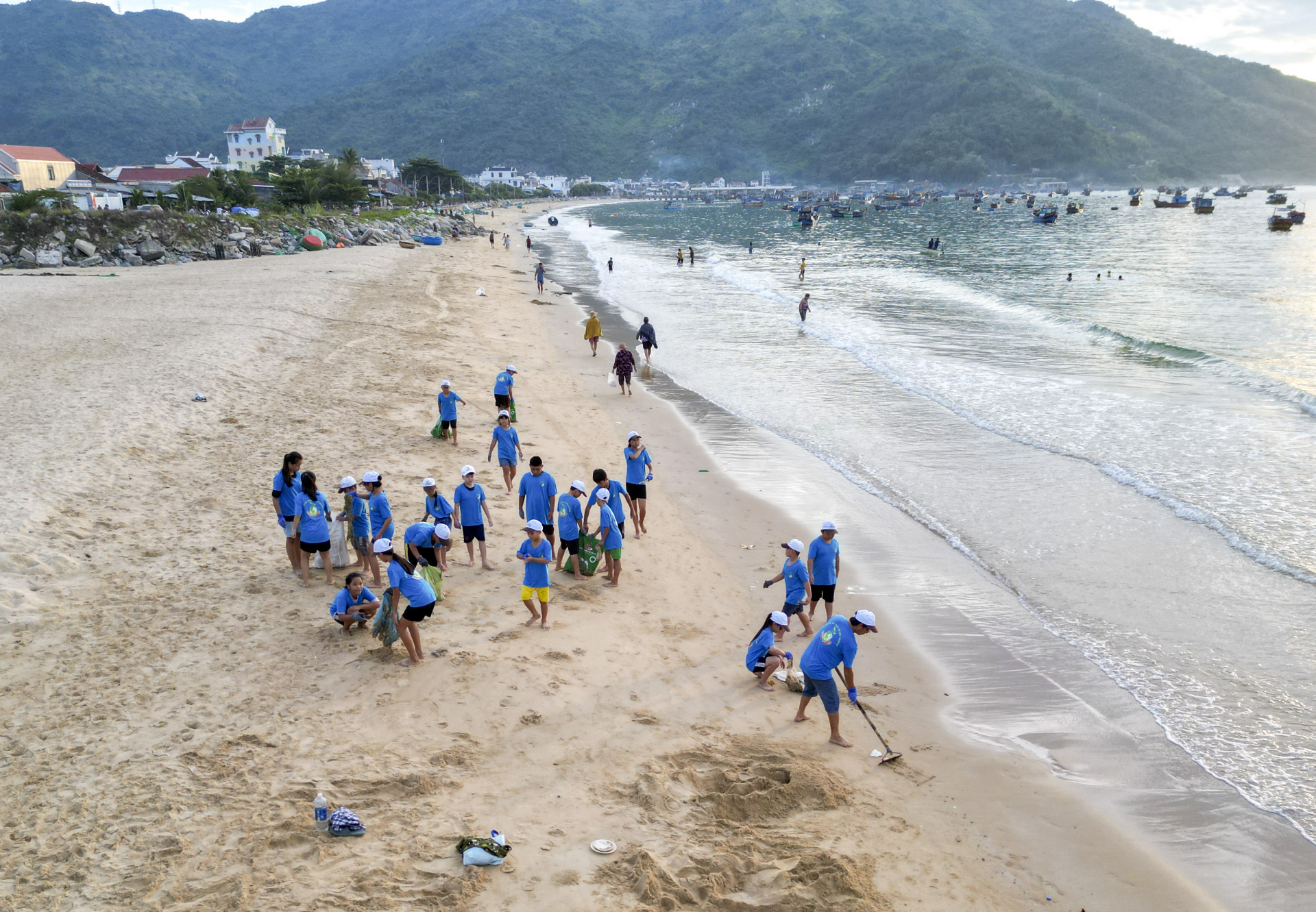 Màu áo xanh của biệt đội nhí đi dọc biển gom rác.