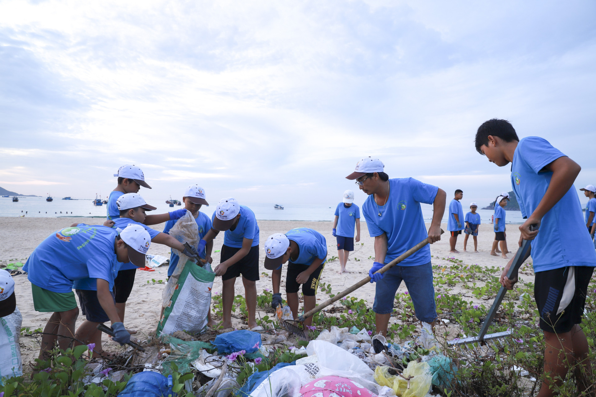 Học sinh trong nhóm Môi trường xanh thu gom rác thải dọc bờ biển Đại Lãnh.