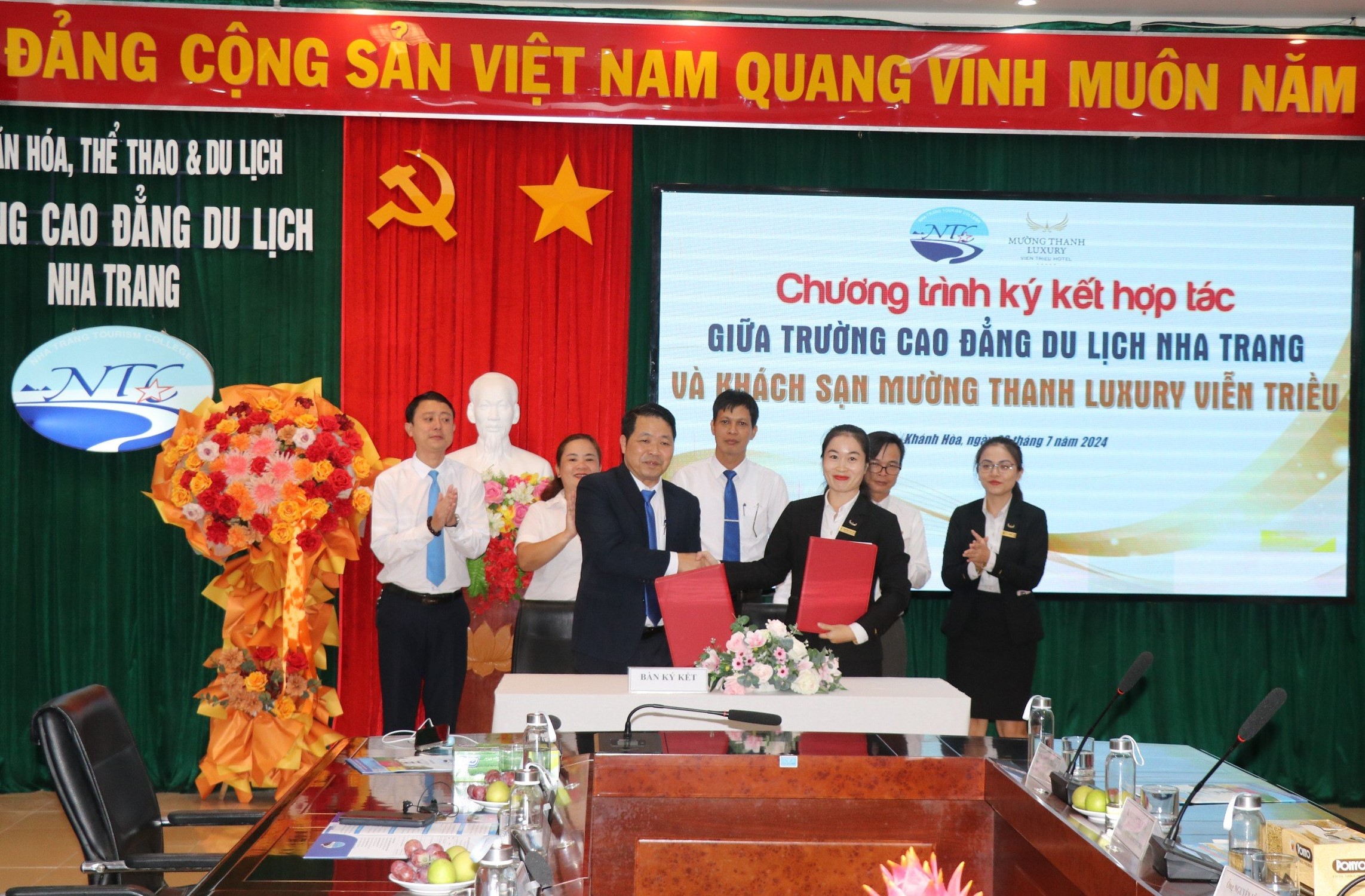 Trường Cao đẳng Du lịch Nha Trang ký kết hợp tác với Khách sạn Mường Thanh Viễn Triều. 