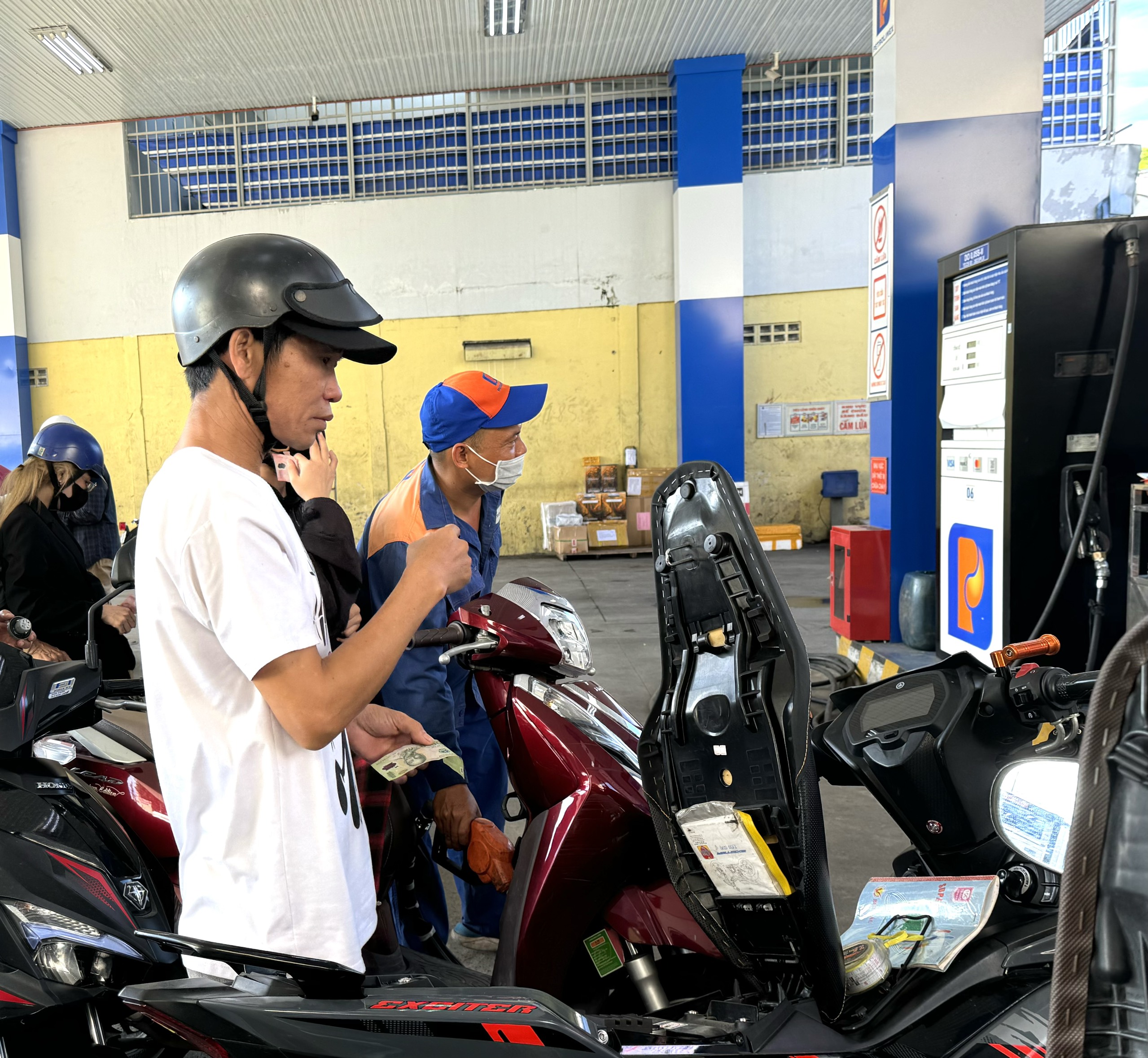 Giá xăng tăng lần thứ 4 liên tiếp