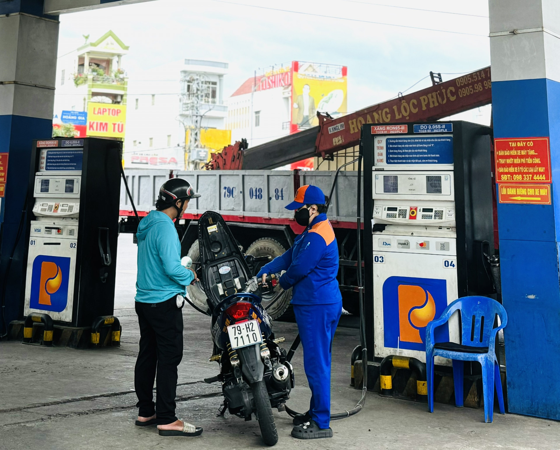 Người dân đổ xăng ở Nha Trang