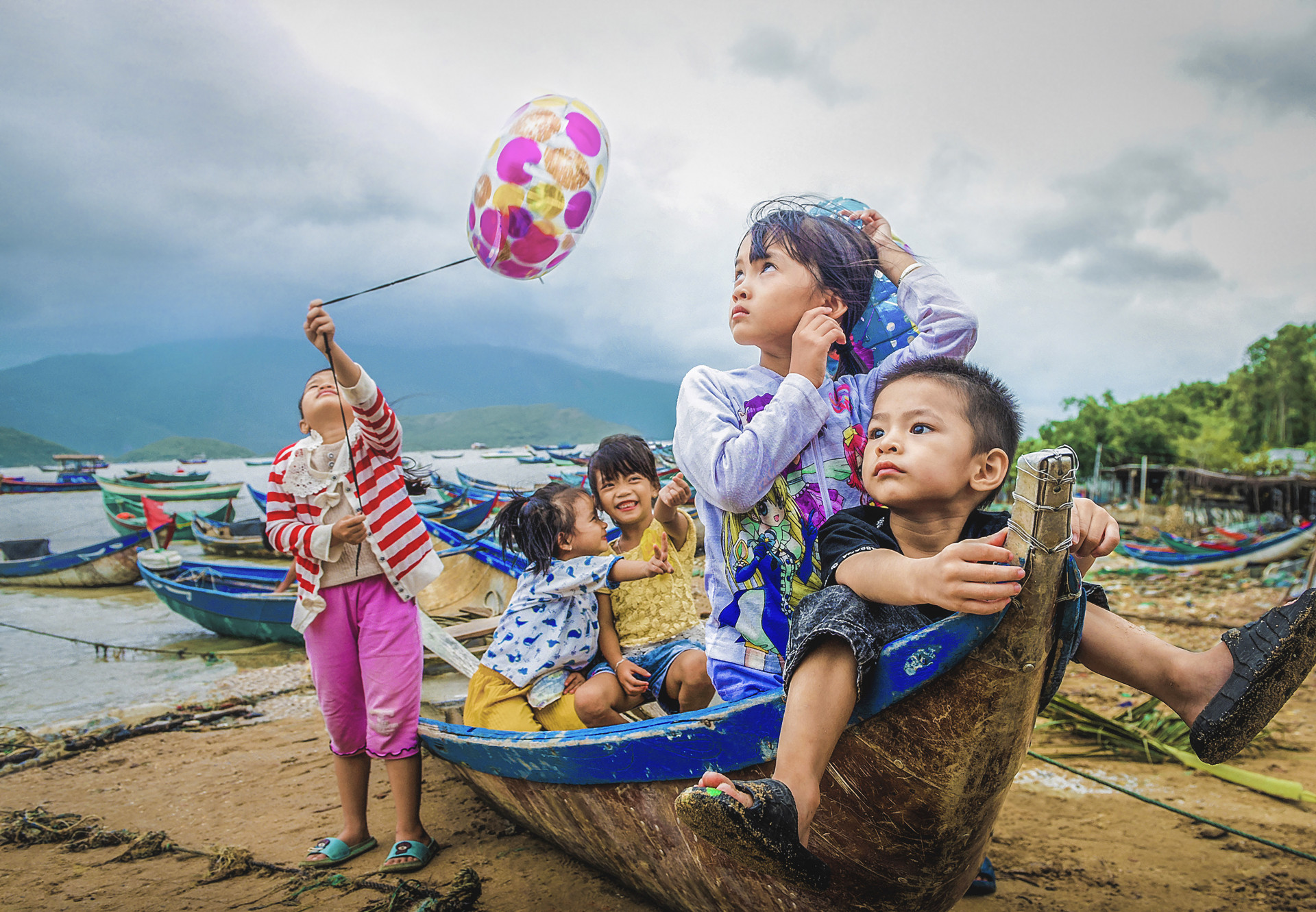 Trẻ em ở làng chài Ngọc Diêm.