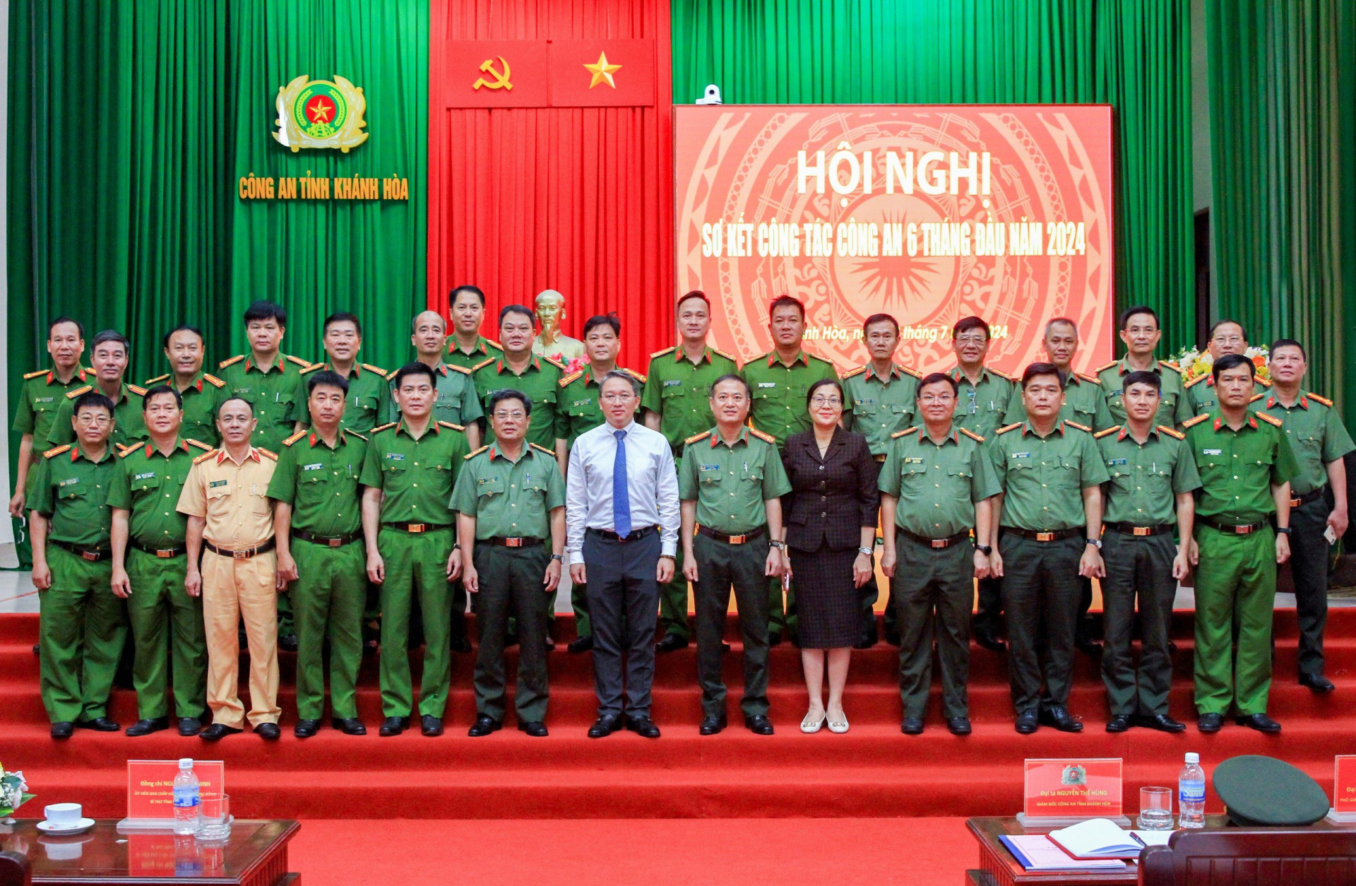 Ông Nguyễn Hải Ninh cùng các cán bộ, lãnh đạo Công an tỉnh.