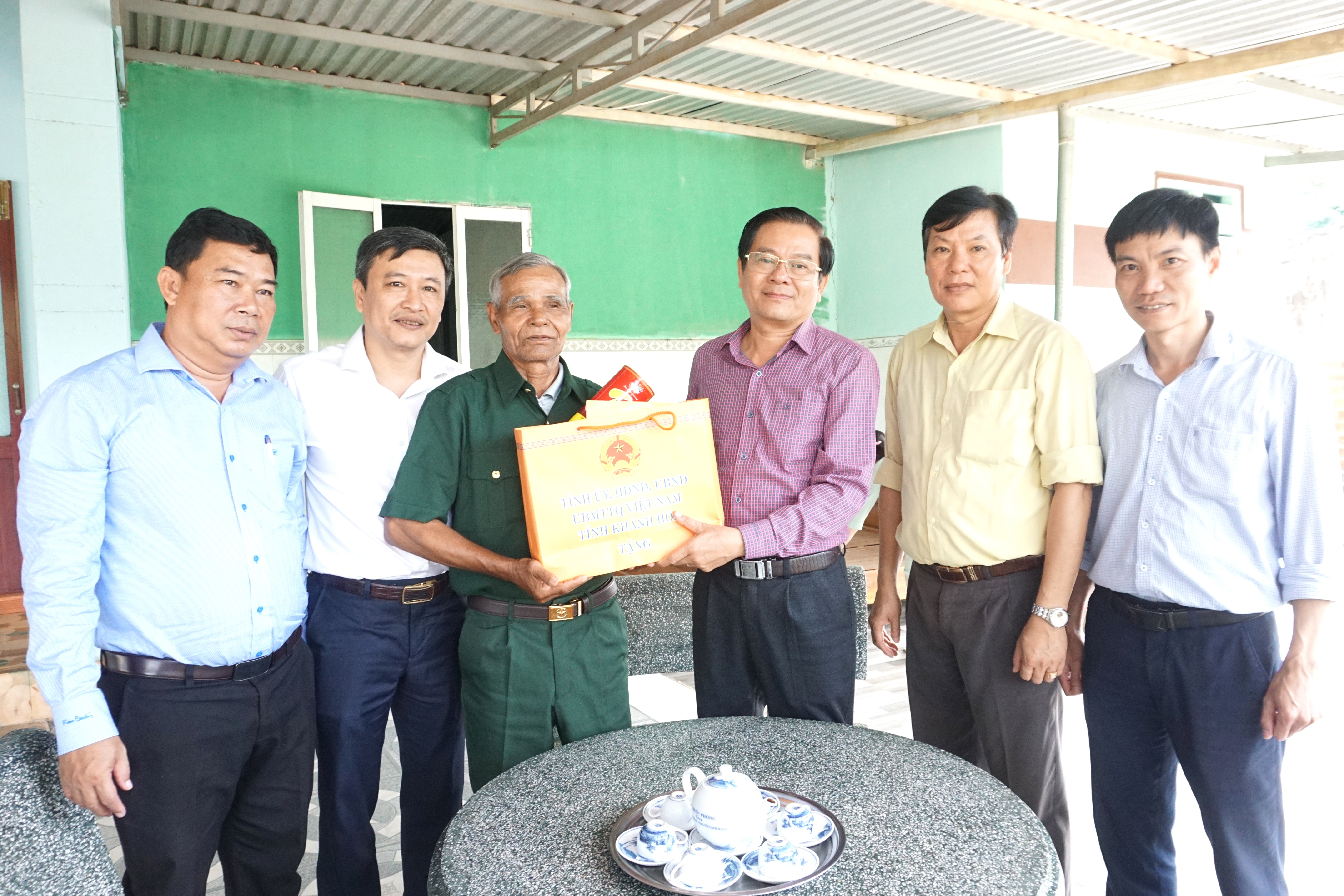 Đồng chí Trần Mạnh Dũng trao quà cho ông Mấu Thanh Dân