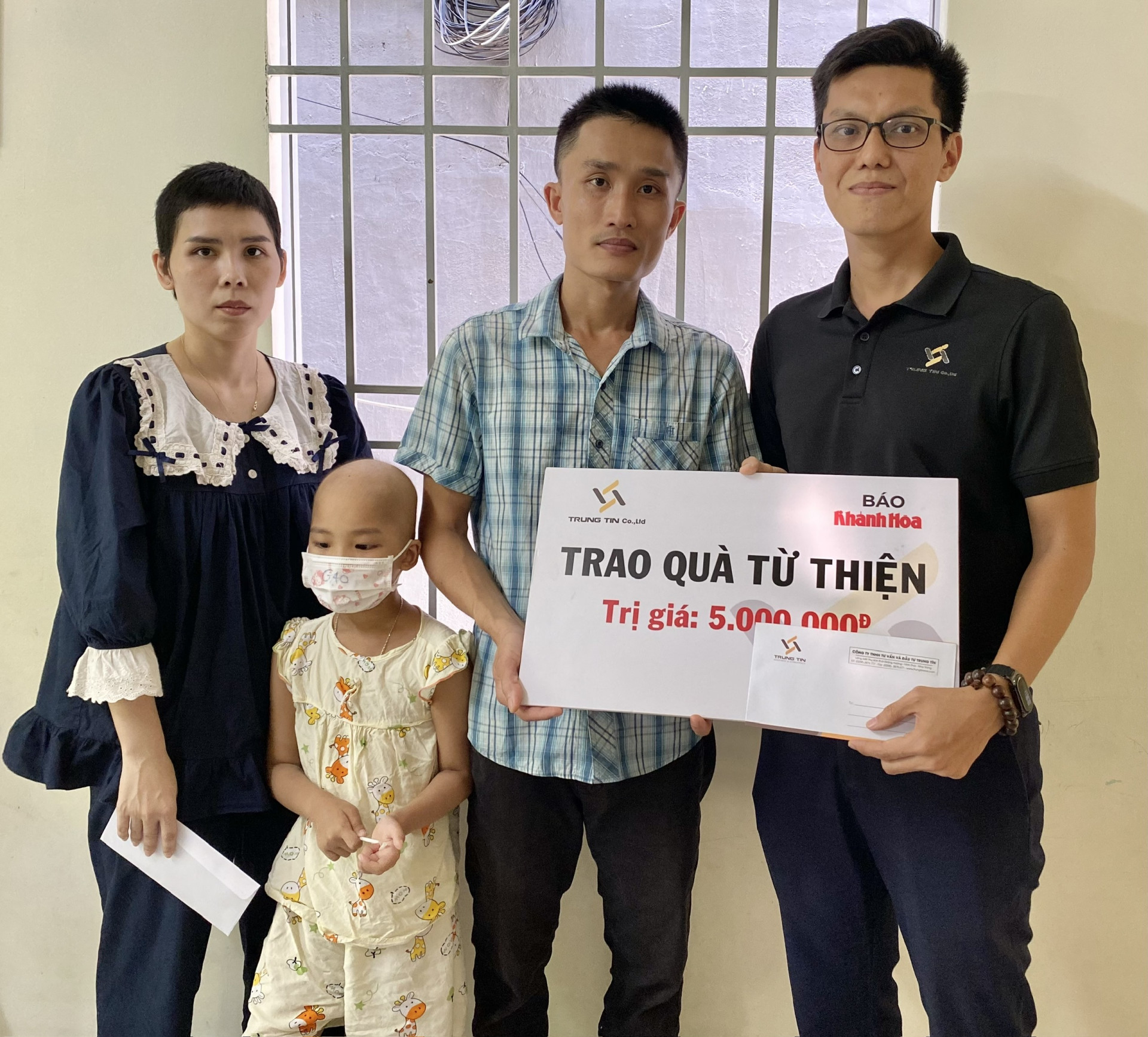 Ông Đỗ Nguyễn - Phó Giám đốc Công ty TNHH Tư vấn và Đầu tư Trung Tín trao tiền ủng hộ cho gia đình Thái Châu Anh