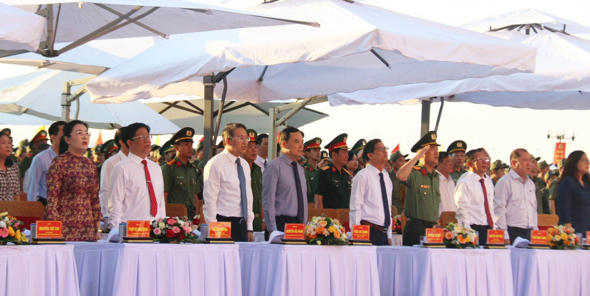 Phó Thủ tướng Chính phủ Trần Lưu Quang cùng các vị lãnh đạo tỉnh tham dự buổi lễ

